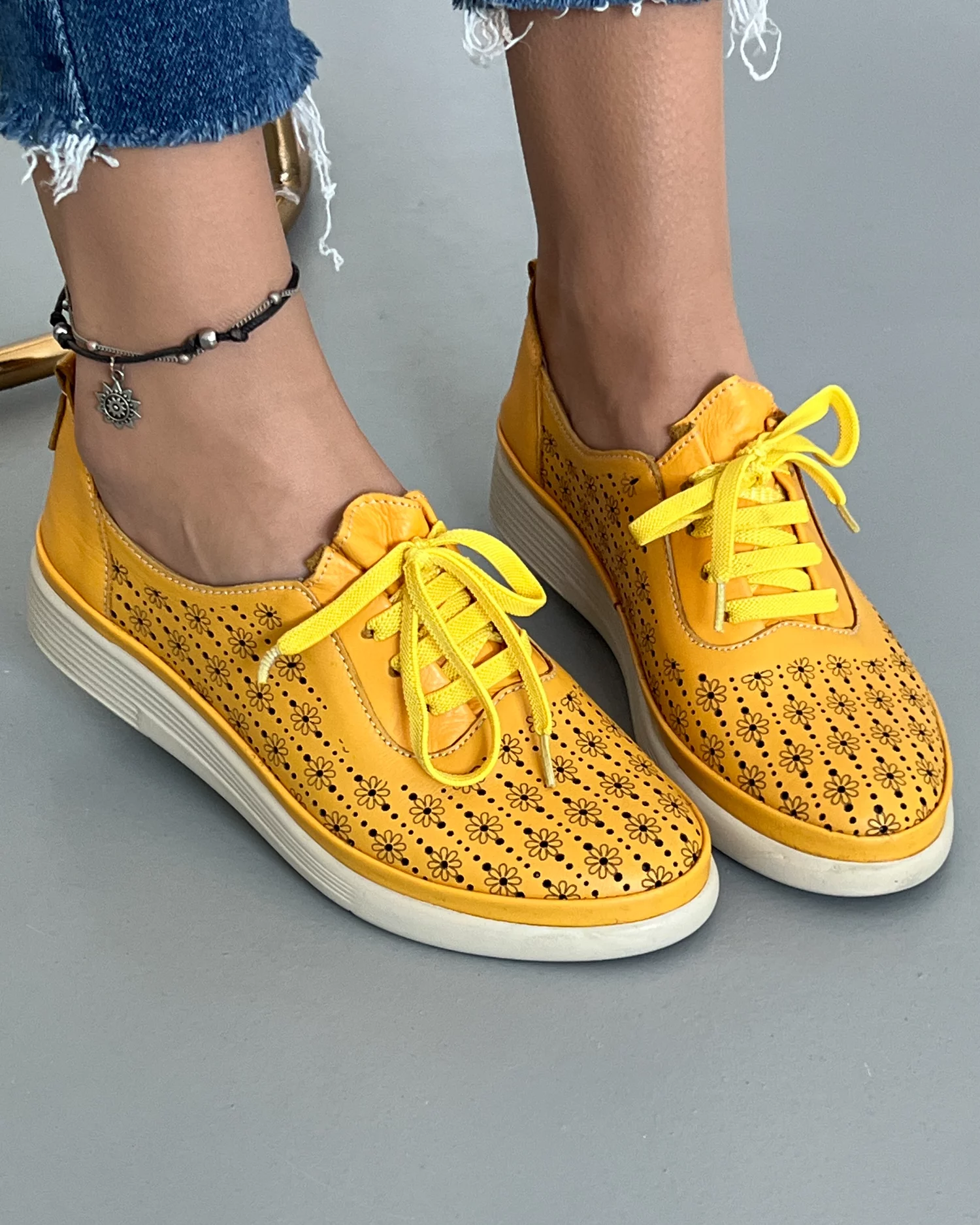 pantofi-casual-piele-naturala-perforati-galbeni-cu-model-floral-akd03-22341-2.webp