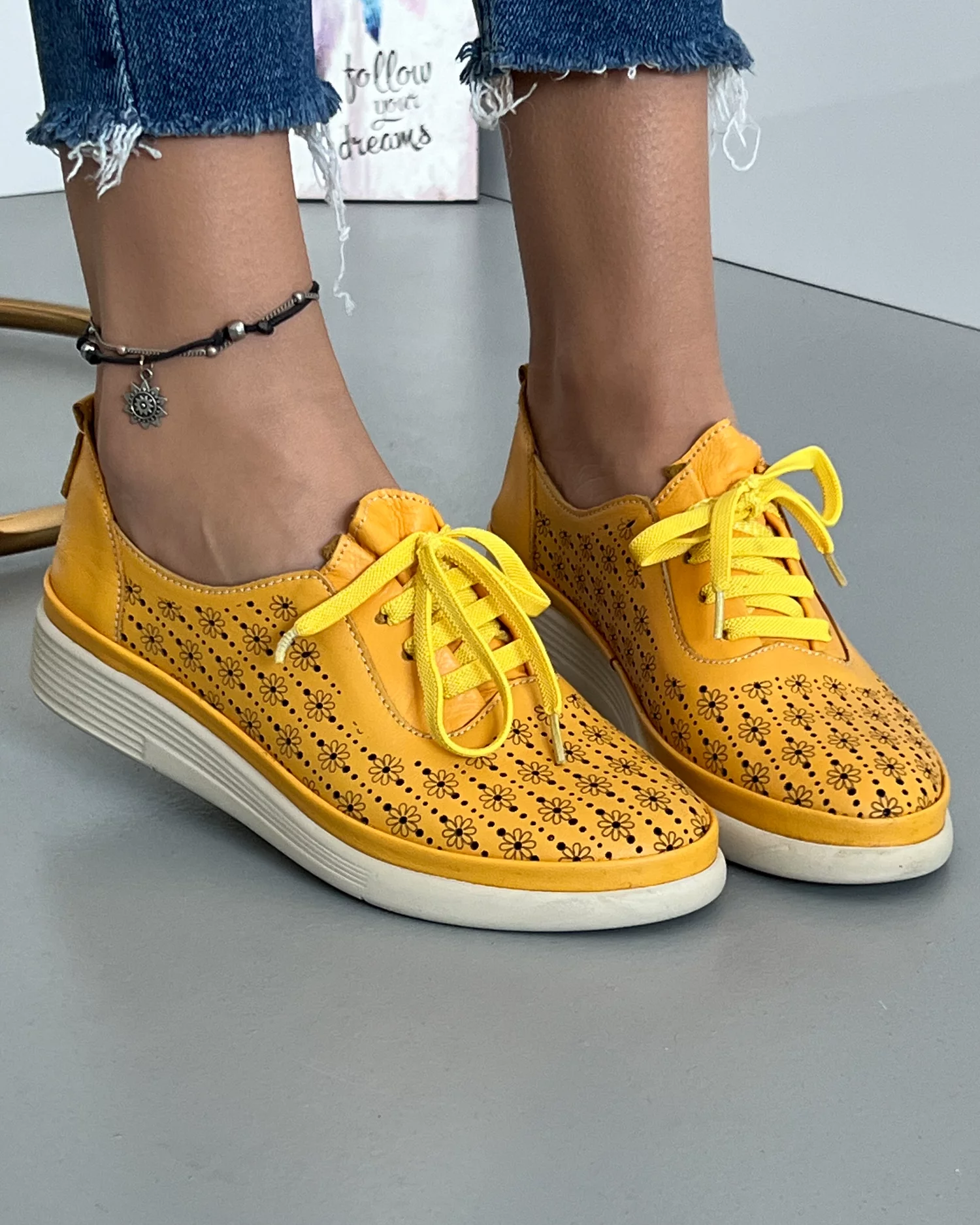 pantofi-casual-piele-naturala-perforati-galbeni-cu-model-floral-akd03-22344-2.webp