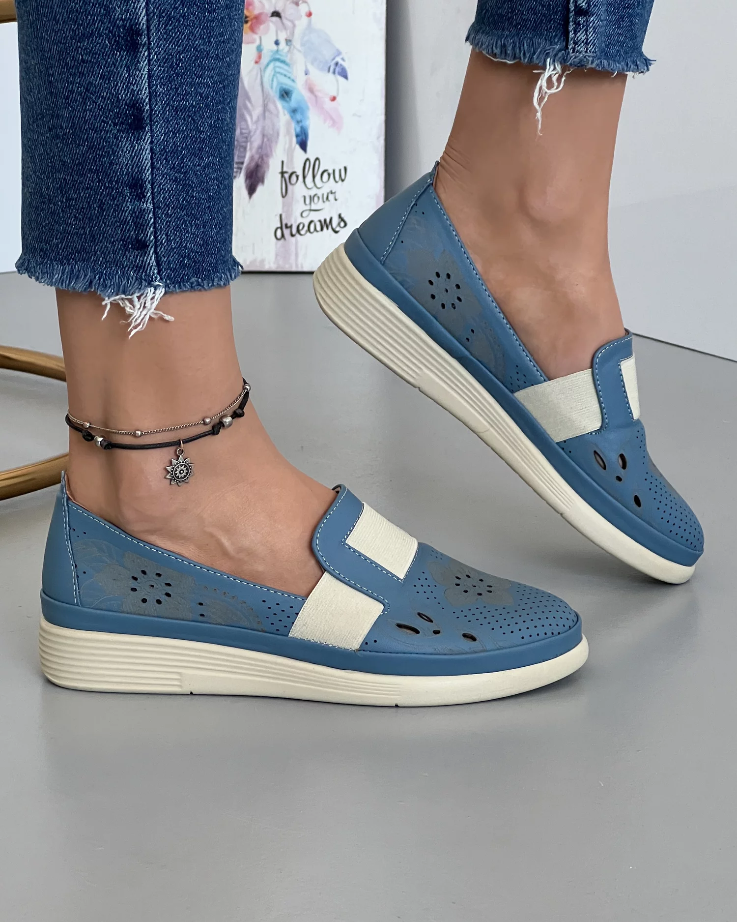 pantofi-cu-elastic-perforatii-si-motive-florale-albastri-casual-de-dama-din-piele-naturala-aka02-22593-2.webp