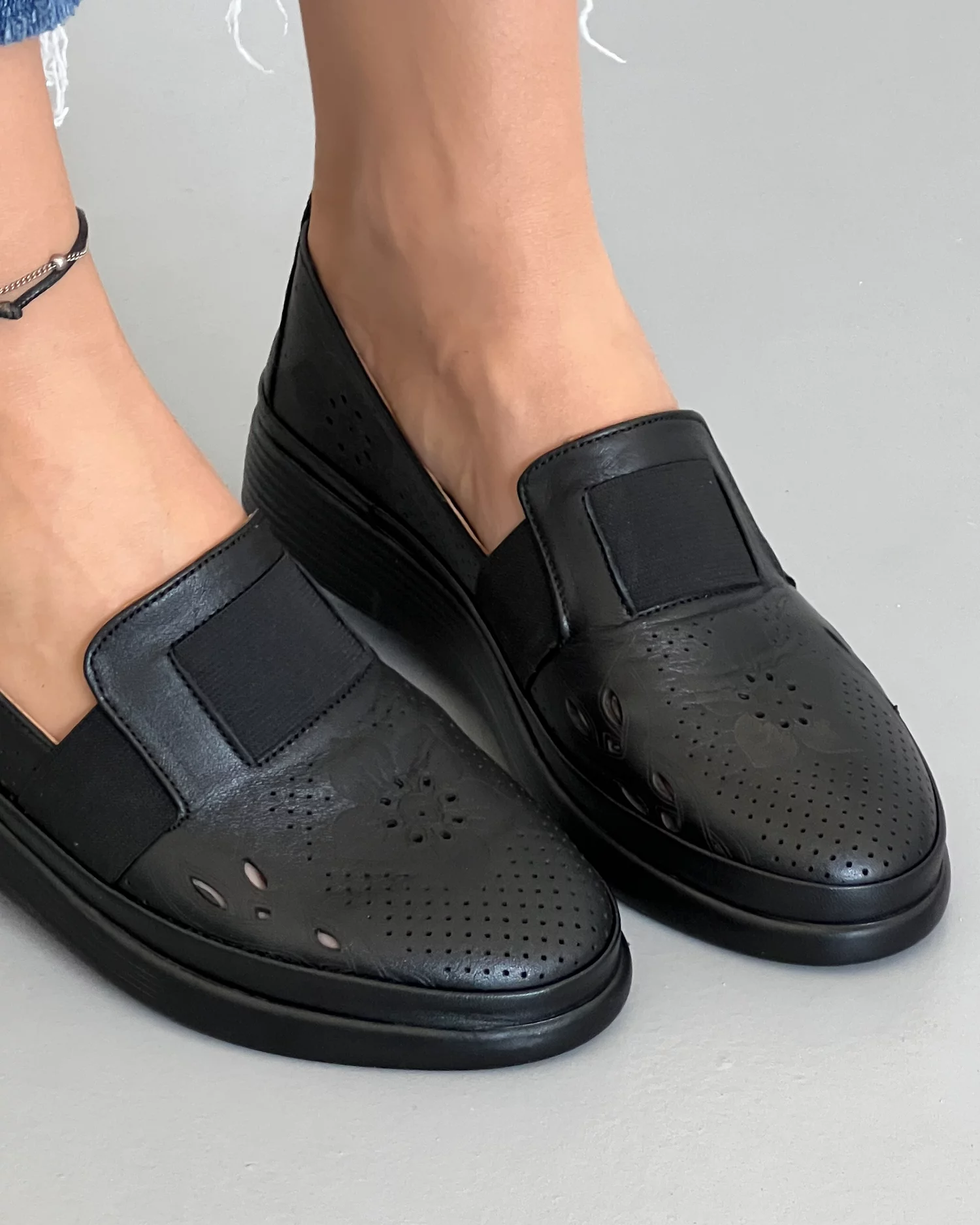 pantofi-cu-elastic-perforatii-si-motive-florale-casual-dama-din-piele-naturala-negri-aka02-22569-2.webp