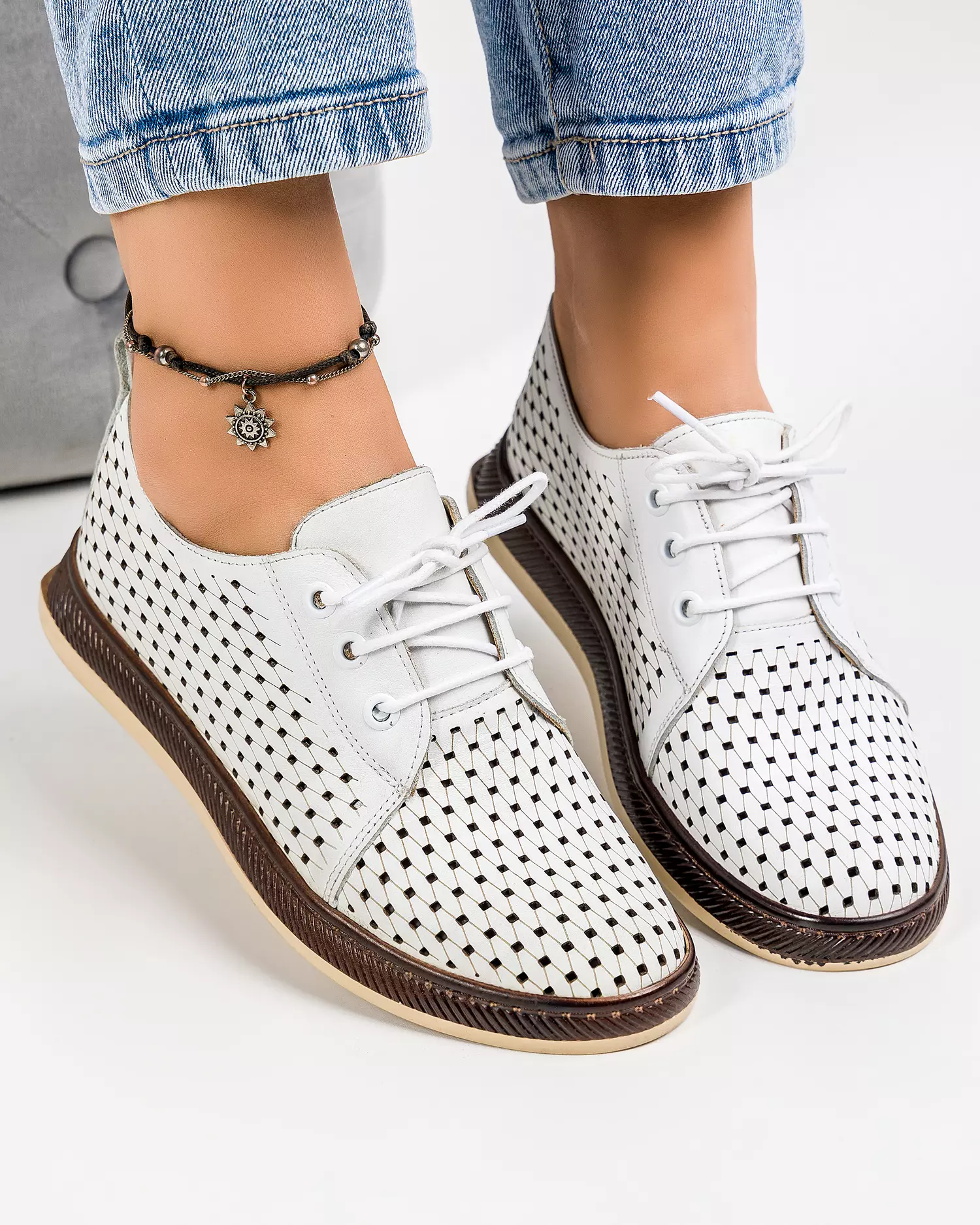 pantofi-dama-casual-din-piele-naturala-perforati-albi-ak660-46989-2.webp