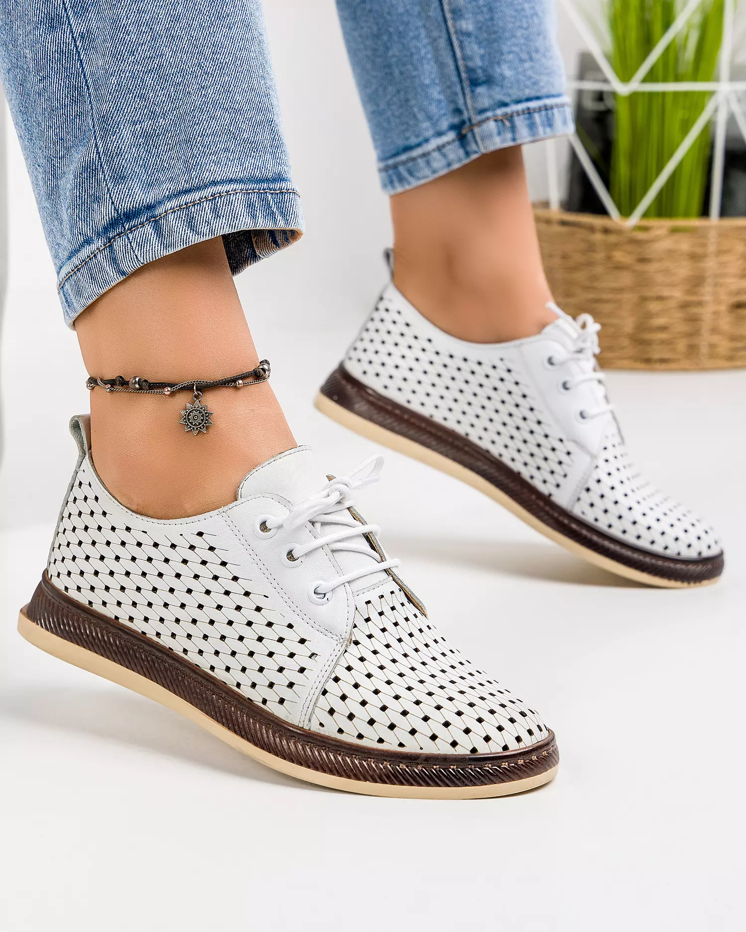 pantofi-dama-casual-din-piele-naturala-perforati-albi-ak660-46995-2.webp