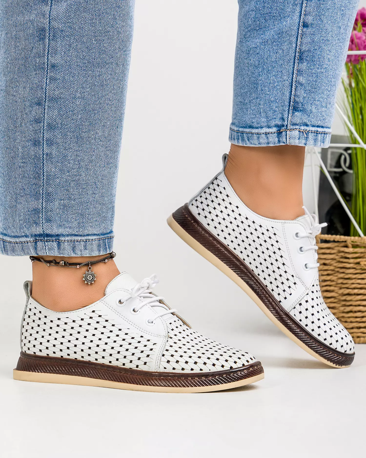 pantofi-dama-casual-din-piele-naturala-perforati-albi-ak660-46998-2.webp