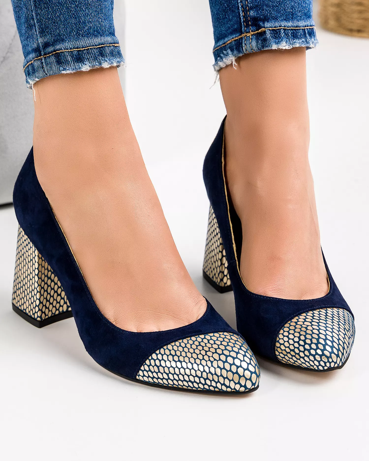 pantofi-eleganti-din-piele-naturala-intoarsa-cu-toc-bleumarin-si-imprimeu-auriu-wiz22v-44505-2.webp
