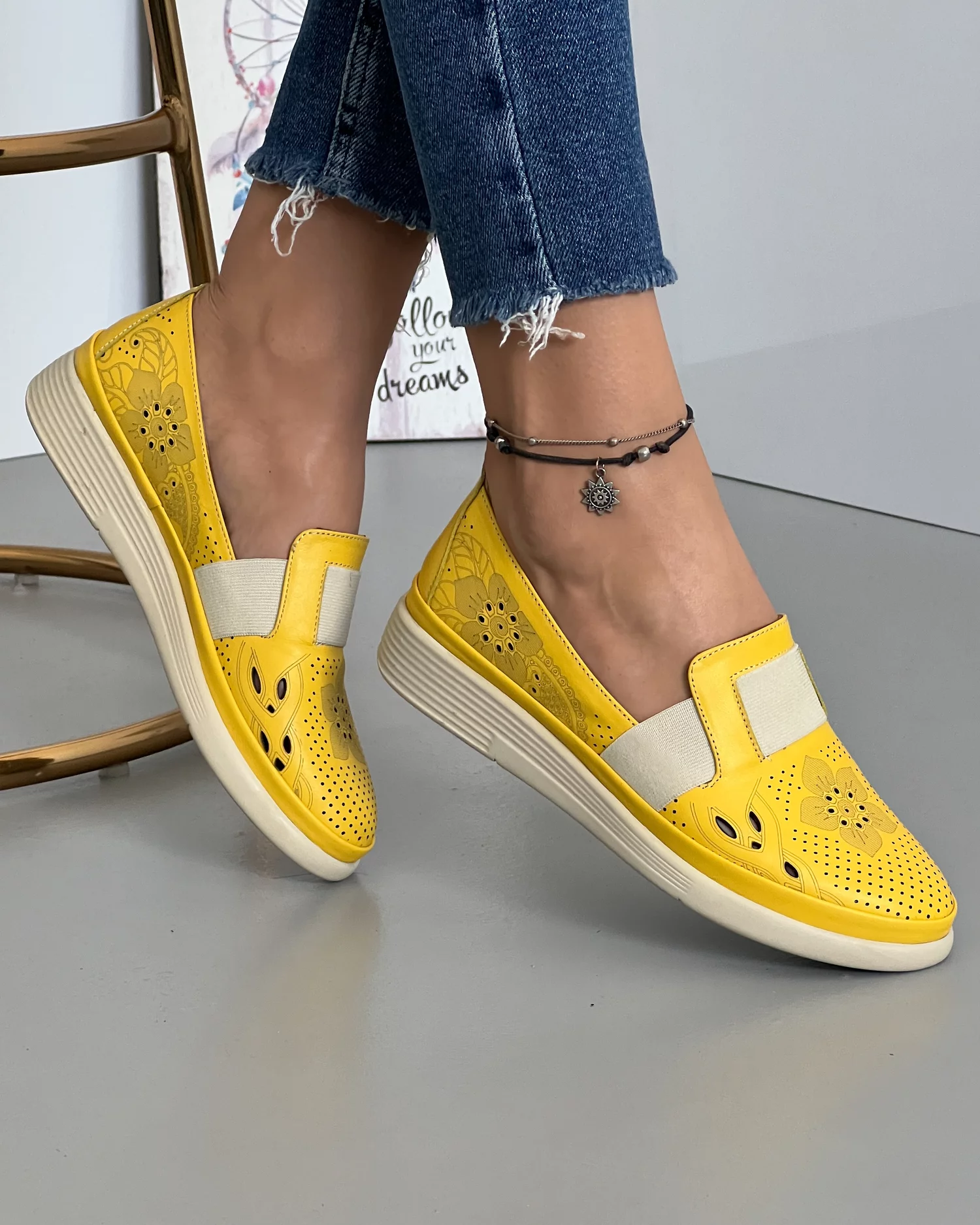 pantofi-galbeni-din-piele-naturala-cu-motive-florale-si-perforatii-cu-elastic-aka02-22521-2.webp