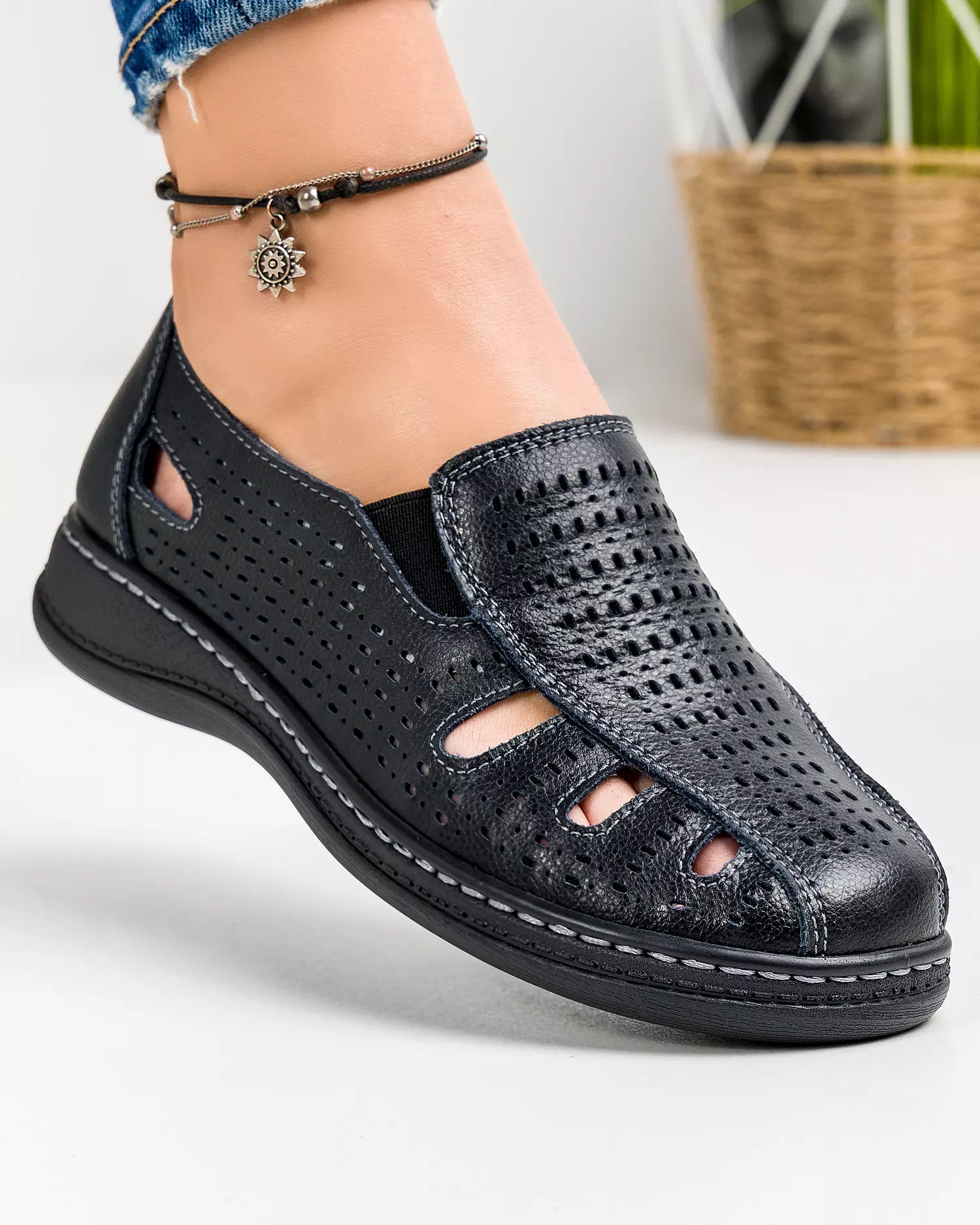 pantofi-negri-dama-piele-naturala-perforati-cu-elastic-casual-xh047-44775-2.webp