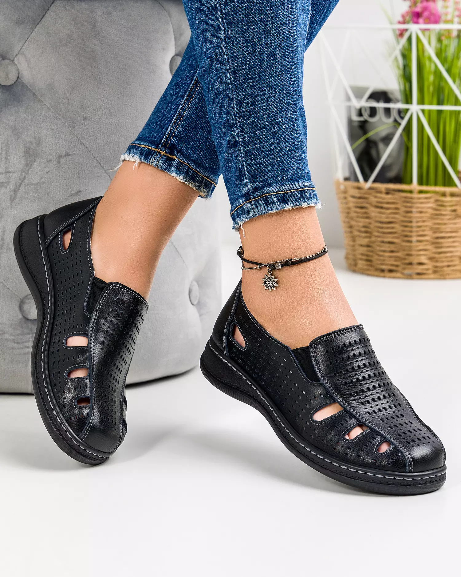 pantofi-negri-dama-piele-naturala-perforati-cu-elastic-casual-xh047-44781-2.webp