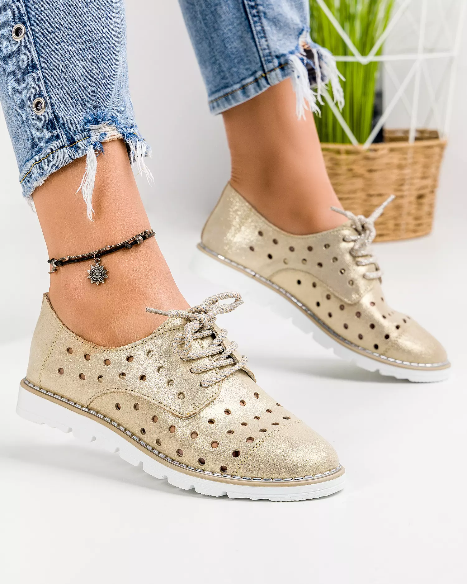 pantofi-piele-intoarsa-cu-sclipici-aurii-casual-perforati-xd-3073-46665-2.webp
