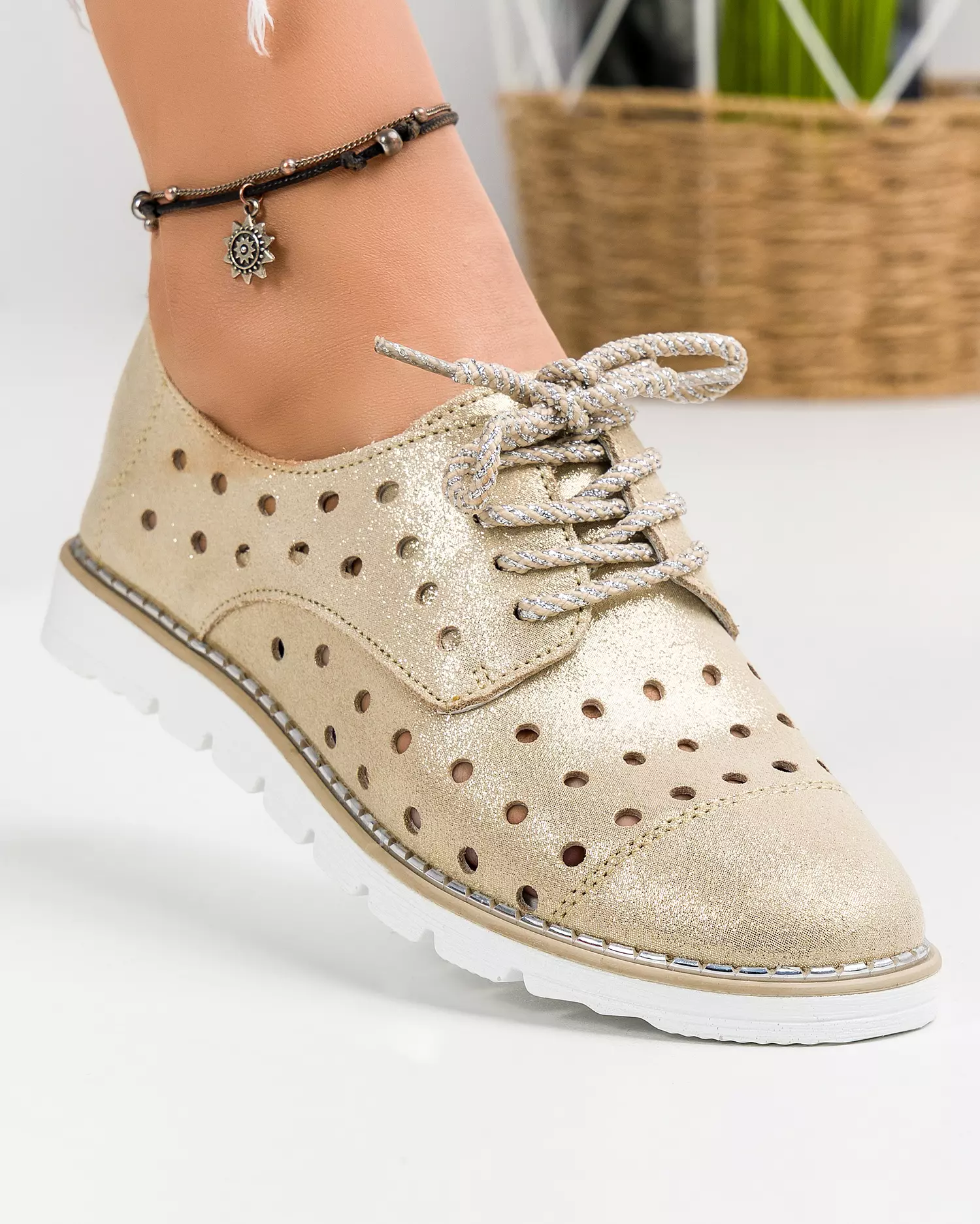 pantofi-piele-intoarsa-cu-sclipici-aurii-casual-perforati-xd-3073-46671-2.webp