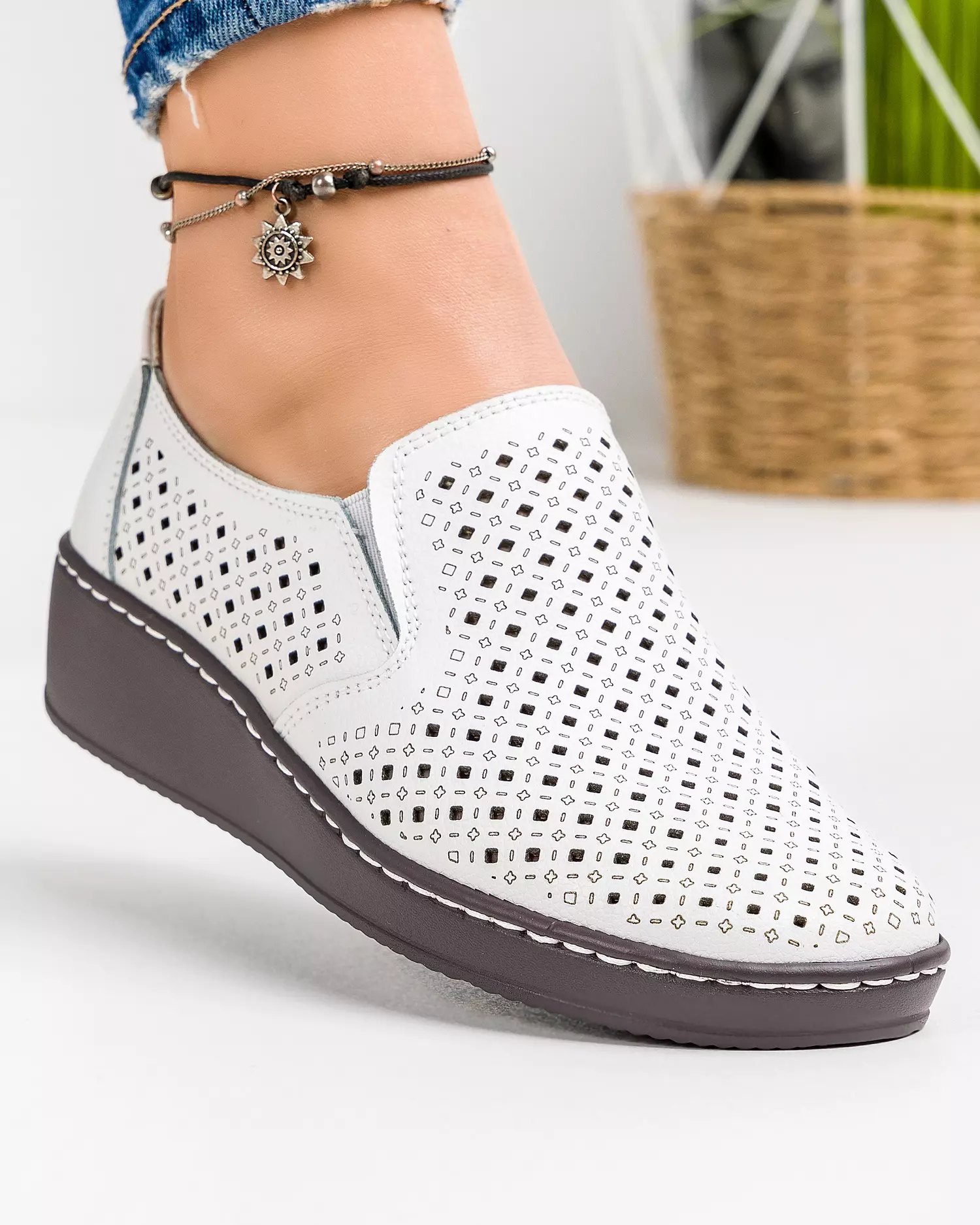 pantofi-piele-naturala-albi-perforati-dama-jy1022-44763-2.webp