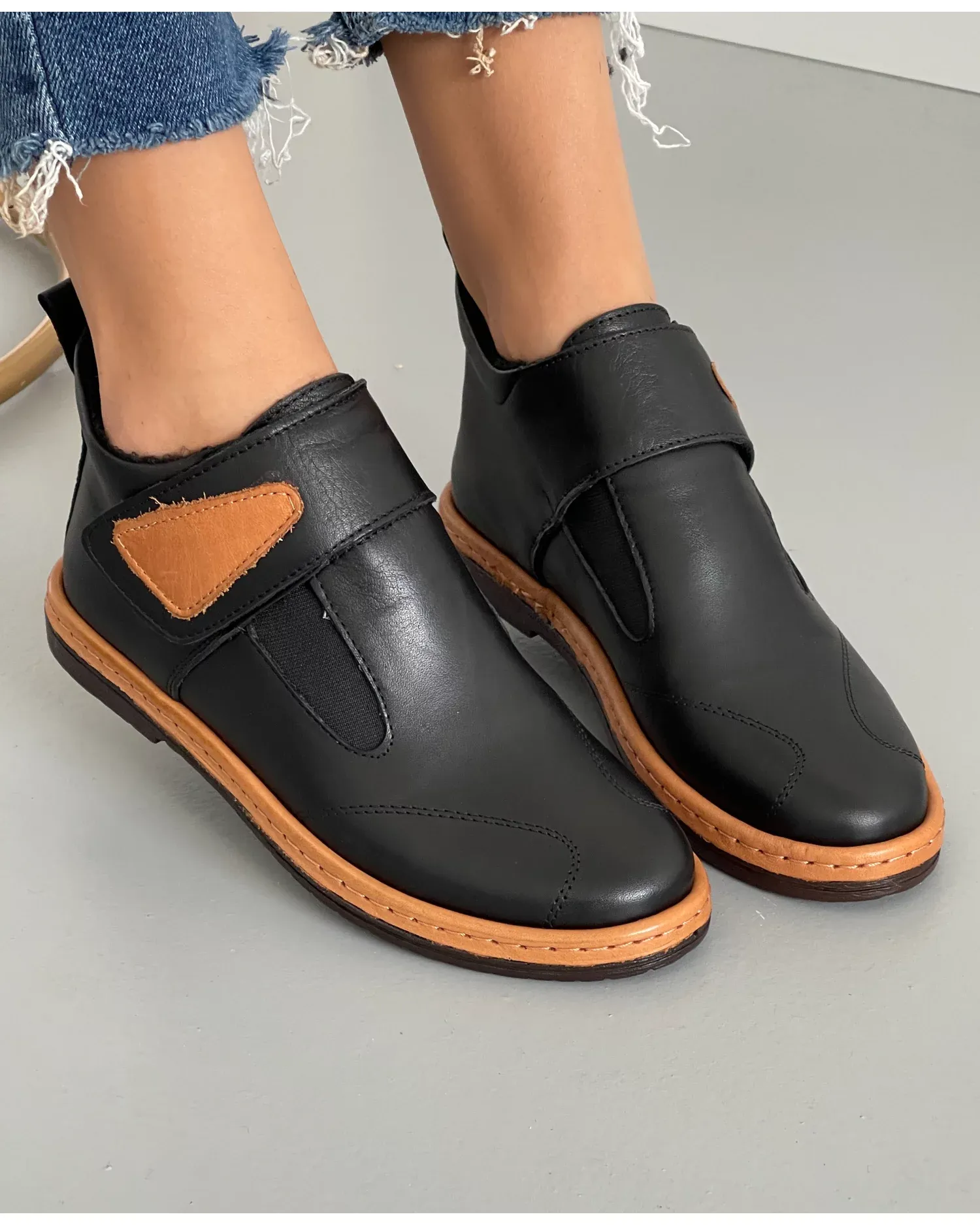 products/580/ghete-cu-bareta-negre-cu-maro-deschis-piele-naturala-ak76-9780.webp