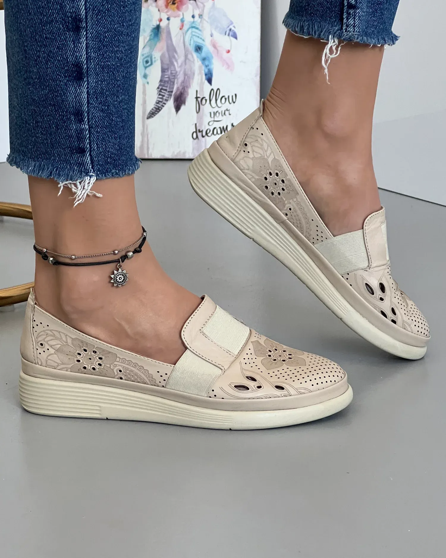 products/580/pantofi-bej-casual-de-dama-cu-elastic-perforatii-si-motive-florale-piele-naturala-aka02-22533.webp