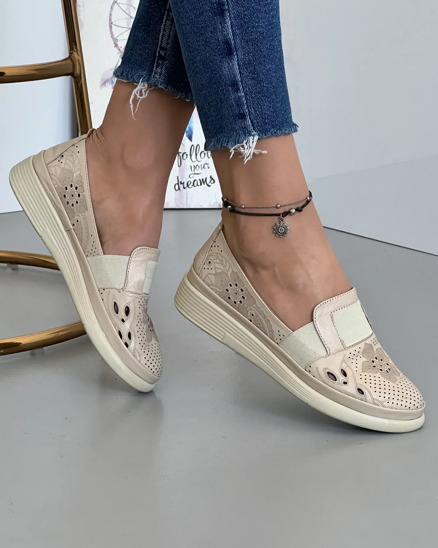 products/580/pantofi-bej-casual-de-dama-cu-elastic-perforatii-si-motive-florale-piele-naturala-aka02-22536.webp