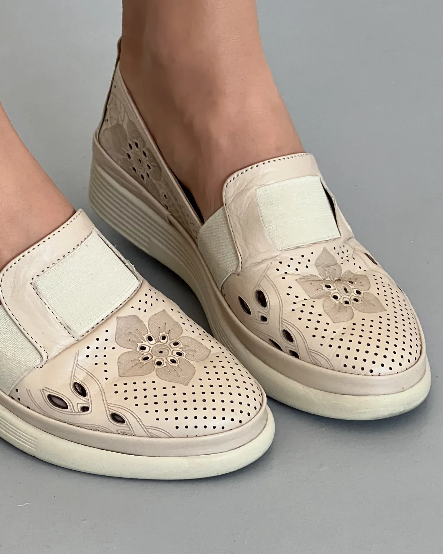 products/580/pantofi-bej-casual-de-dama-cu-elastic-perforatii-si-motive-florale-piele-naturala-aka02-22539.webp