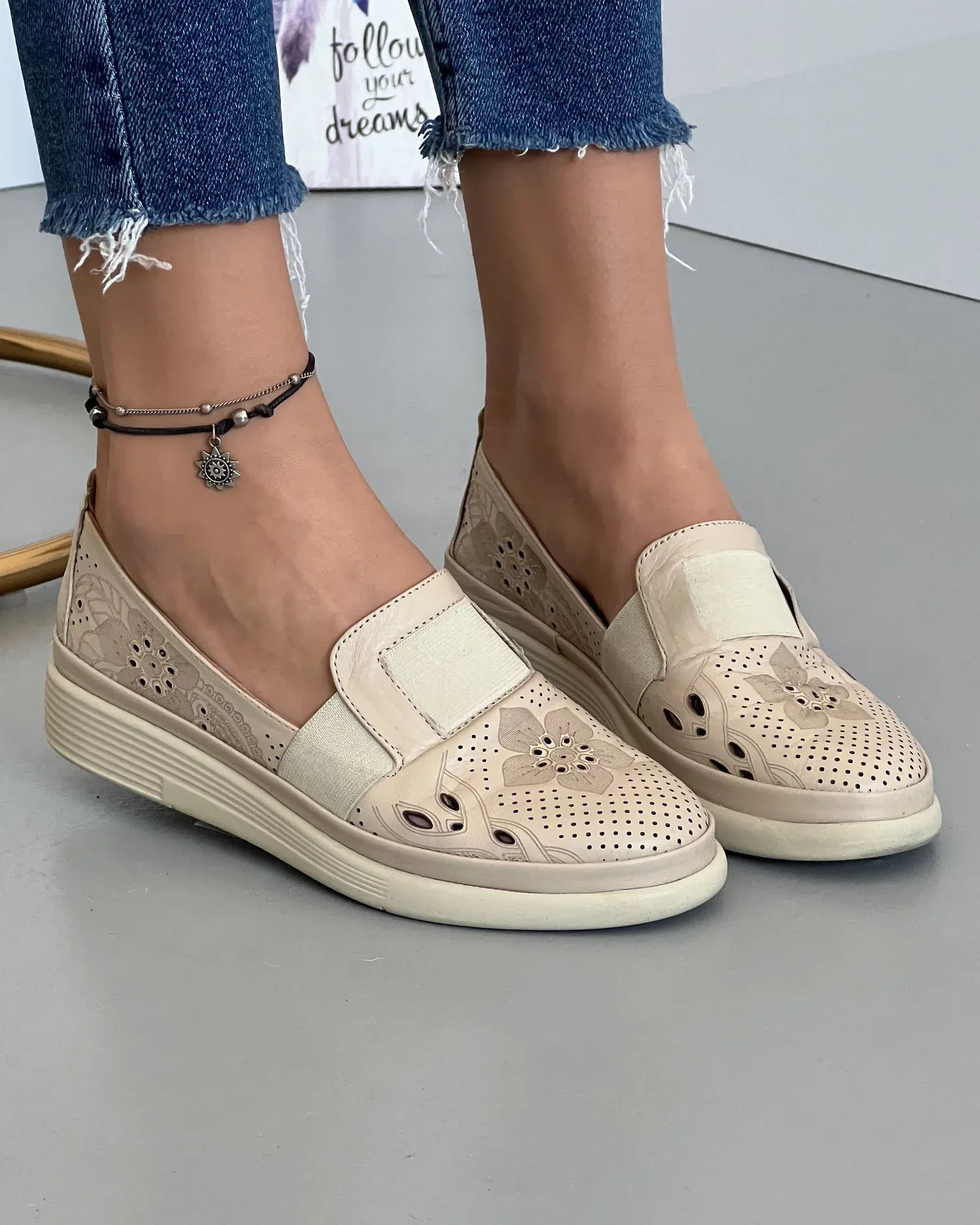 products/580/pantofi-bej-casual-de-dama-cu-elastic-perforatii-si-motive-florale-piele-naturala-aka02-22542.webp