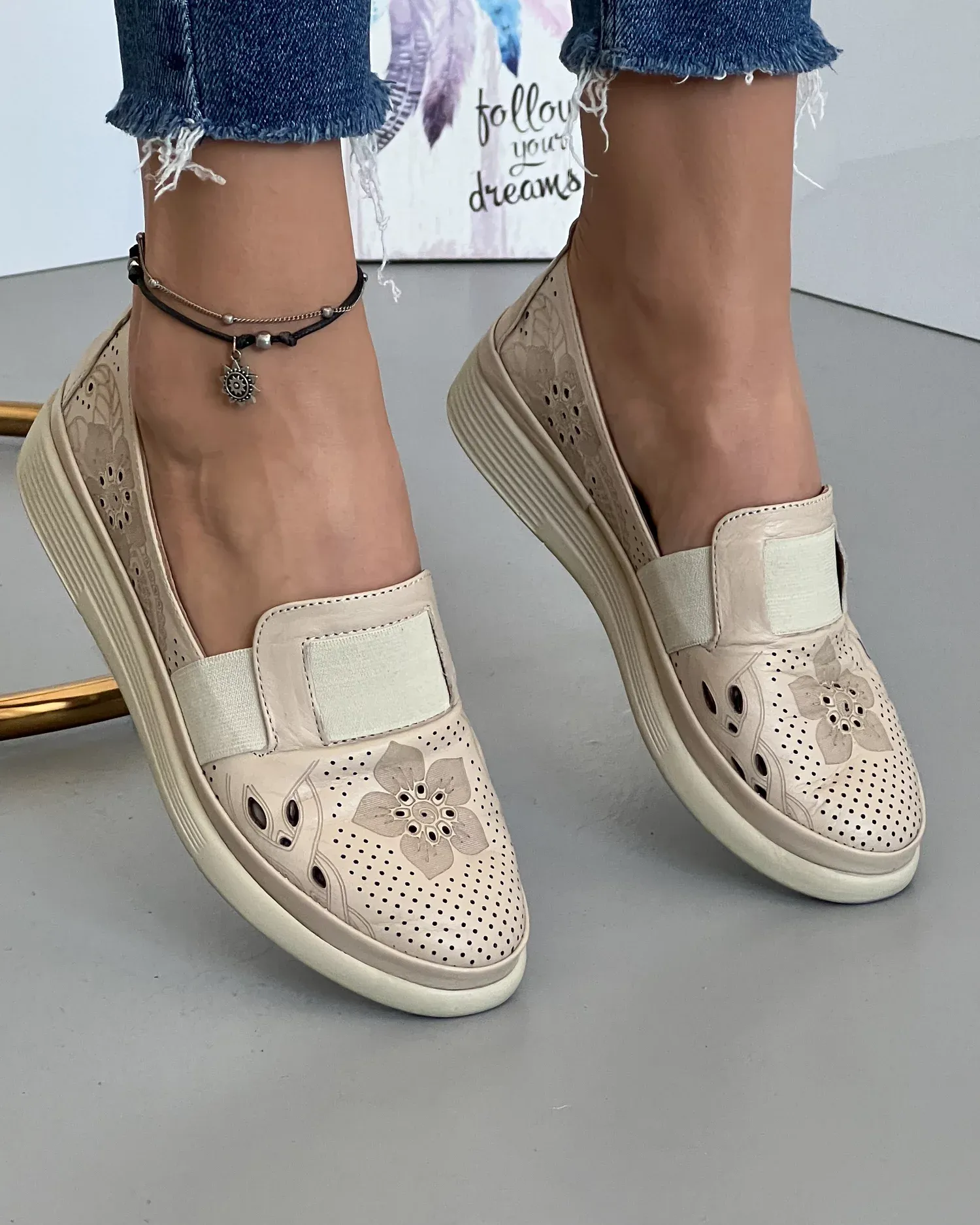 products/580/pantofi-bej-casual-de-dama-cu-elastic-perforatii-si-motive-florale-piele-naturala-aka02-22545.webp