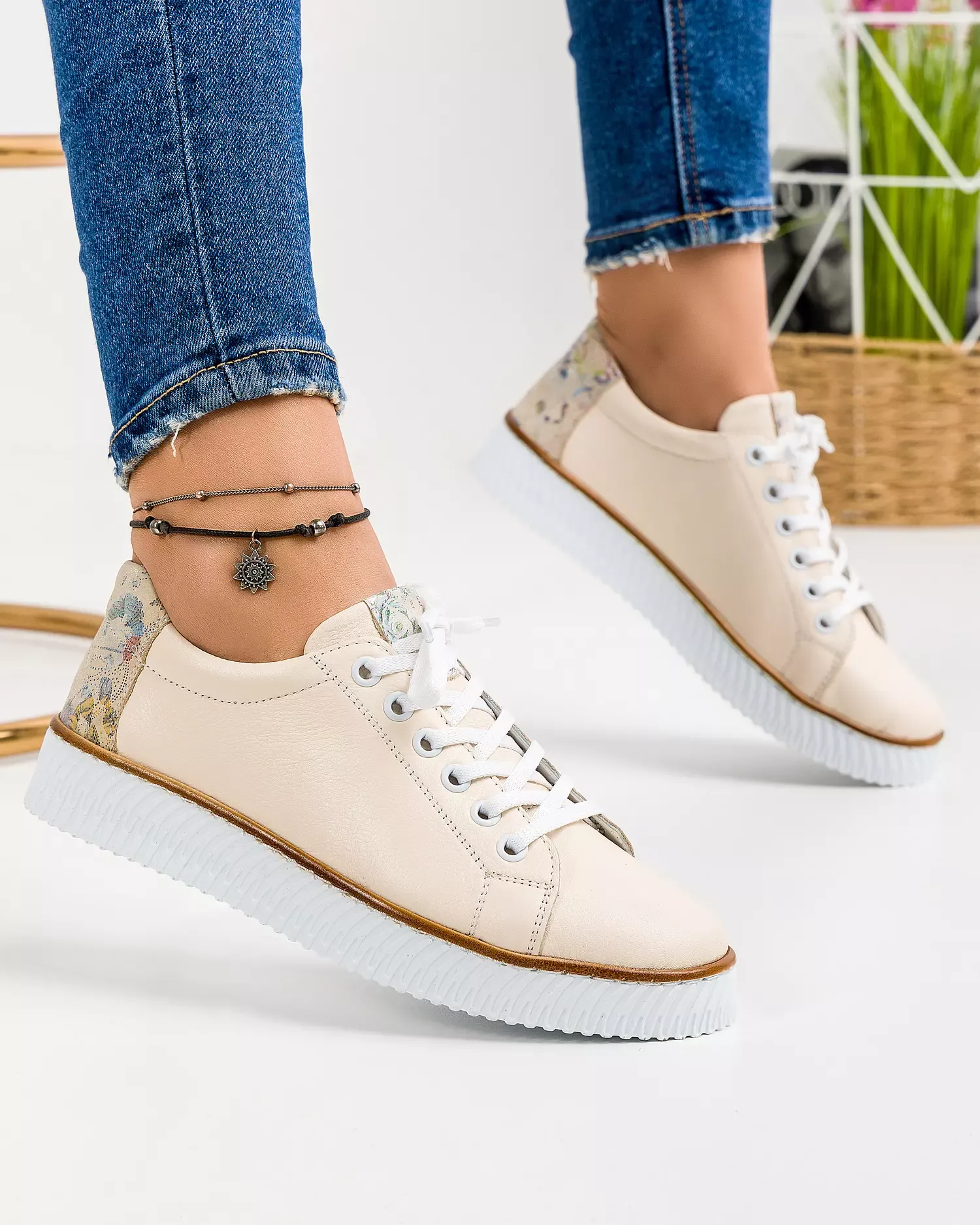 products/580/pantofi-casual-dama-piele-naturala-bej-cu-model-floral-la-calcai-si-inchidere-cu-siret-akd23145-45114.webp