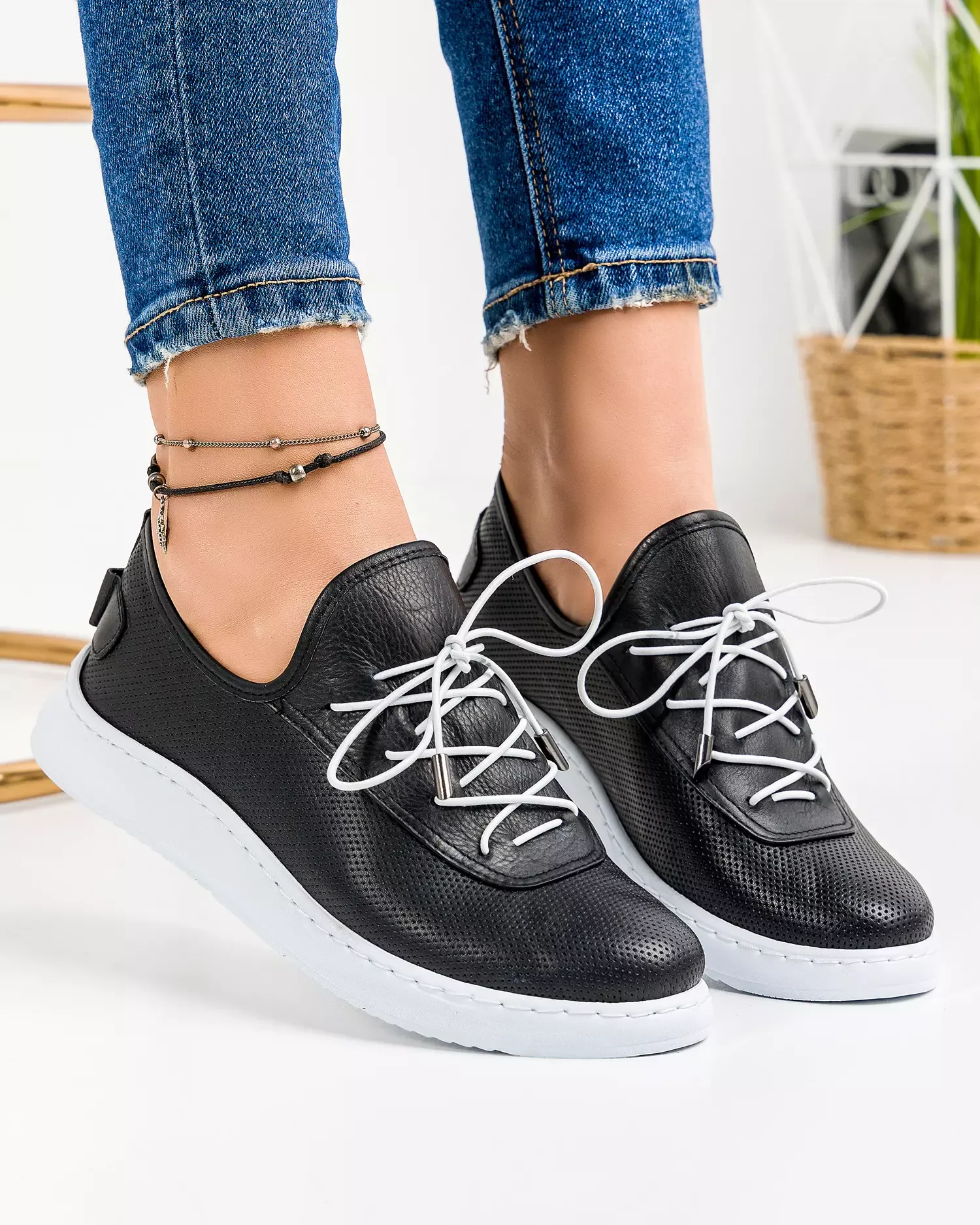 products/580/pantofi-casual-dama-piele-naturala-negri-cu-inchidere-slip-on-si-perforatii-akd23039-45243.webp