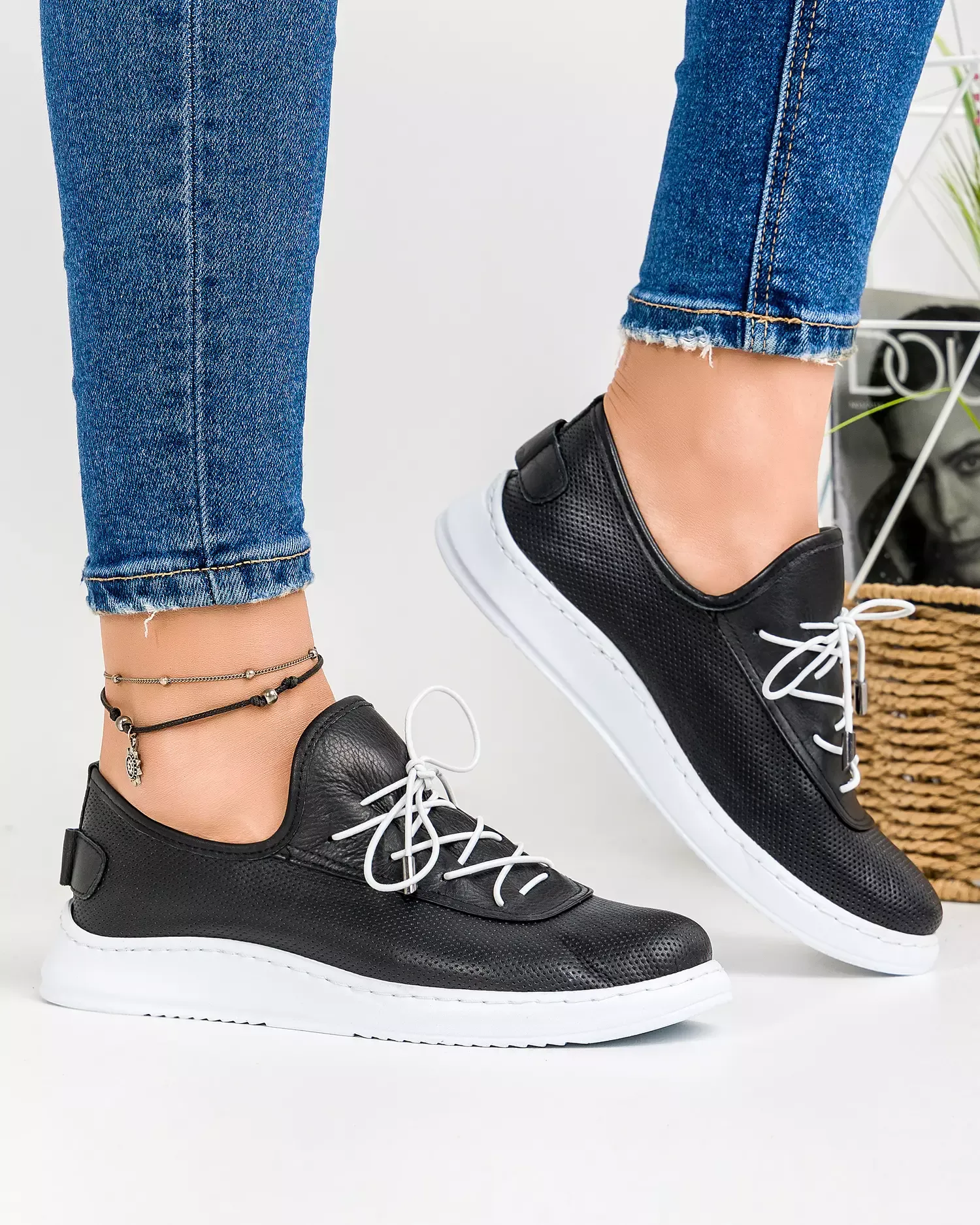products/580/pantofi-casual-dama-piele-naturala-negri-cu-inchidere-slip-on-si-perforatii-akd23039-45249.webp