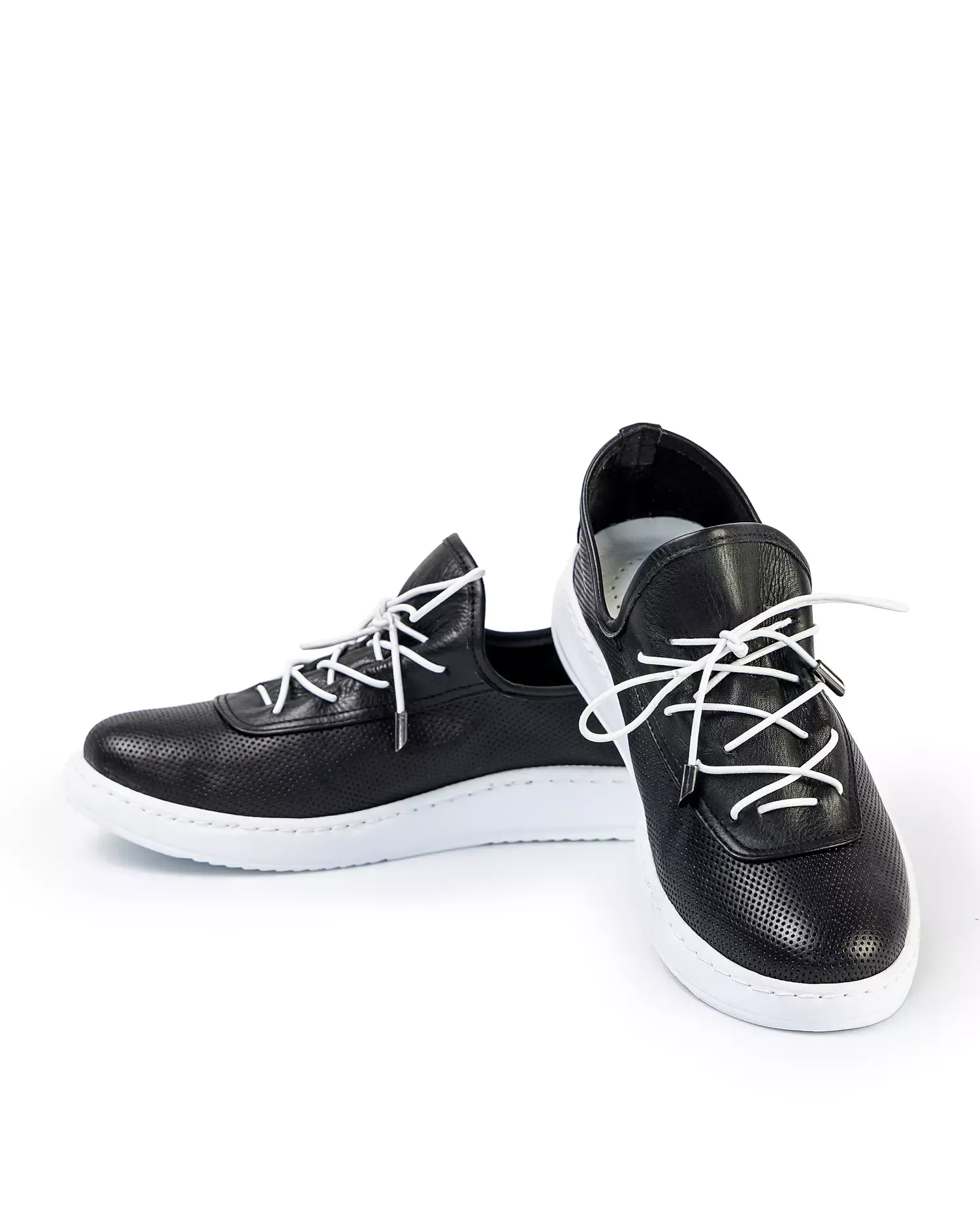 products/580/pantofi-casual-dama-piele-naturala-negri-cu-inchidere-slip-on-si-perforatii-akd23039-45846.webp