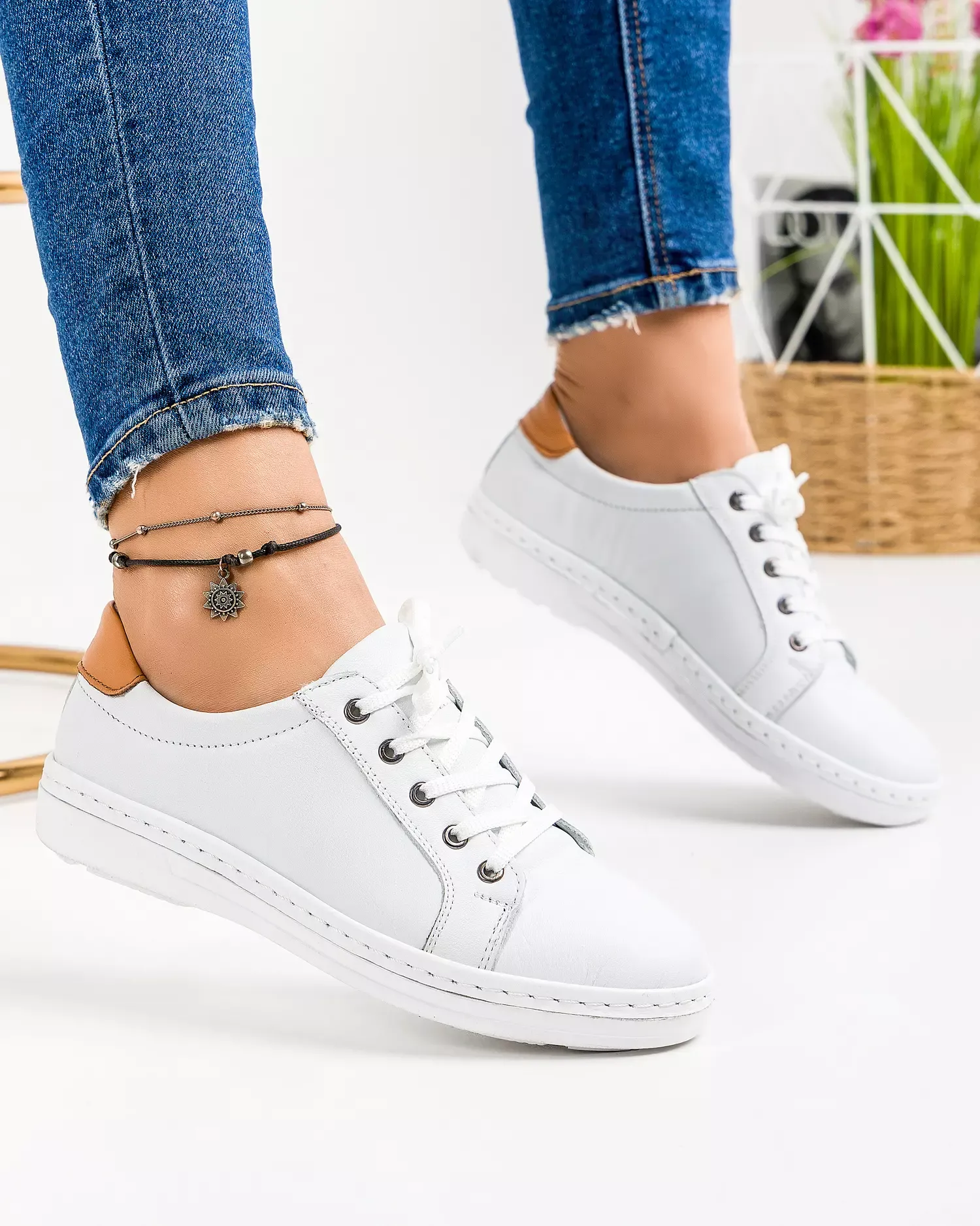 products/580/pantofi-casual-de-dama-din-piele-naturala-albi-cu-talpa-joasa-flexibila-si-varf-rotund-akd002-45261.webp