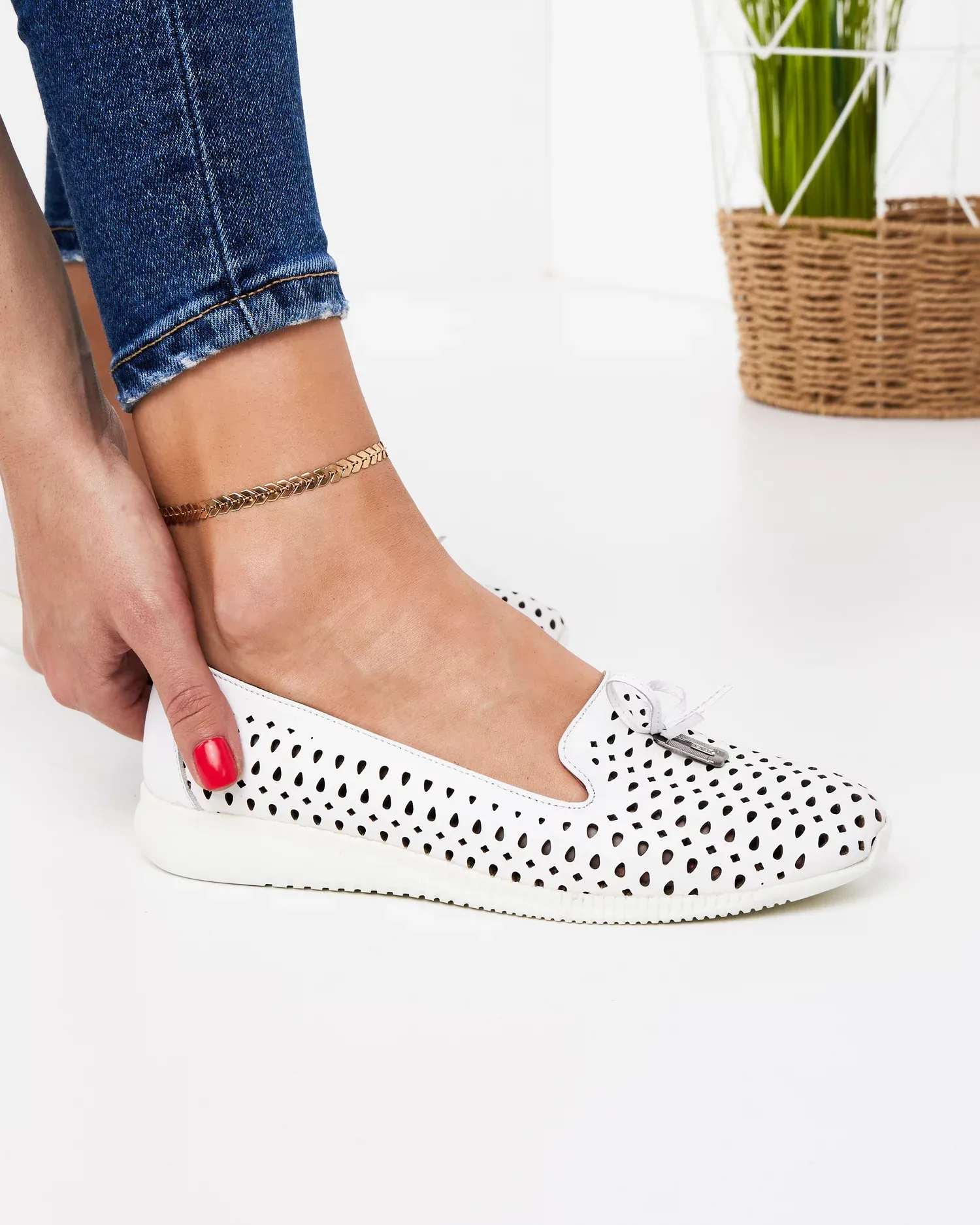 products/580/pantofi-casual-piele-naturala-cu-accesoriu-metalic-albi-ak0206-27213.webp