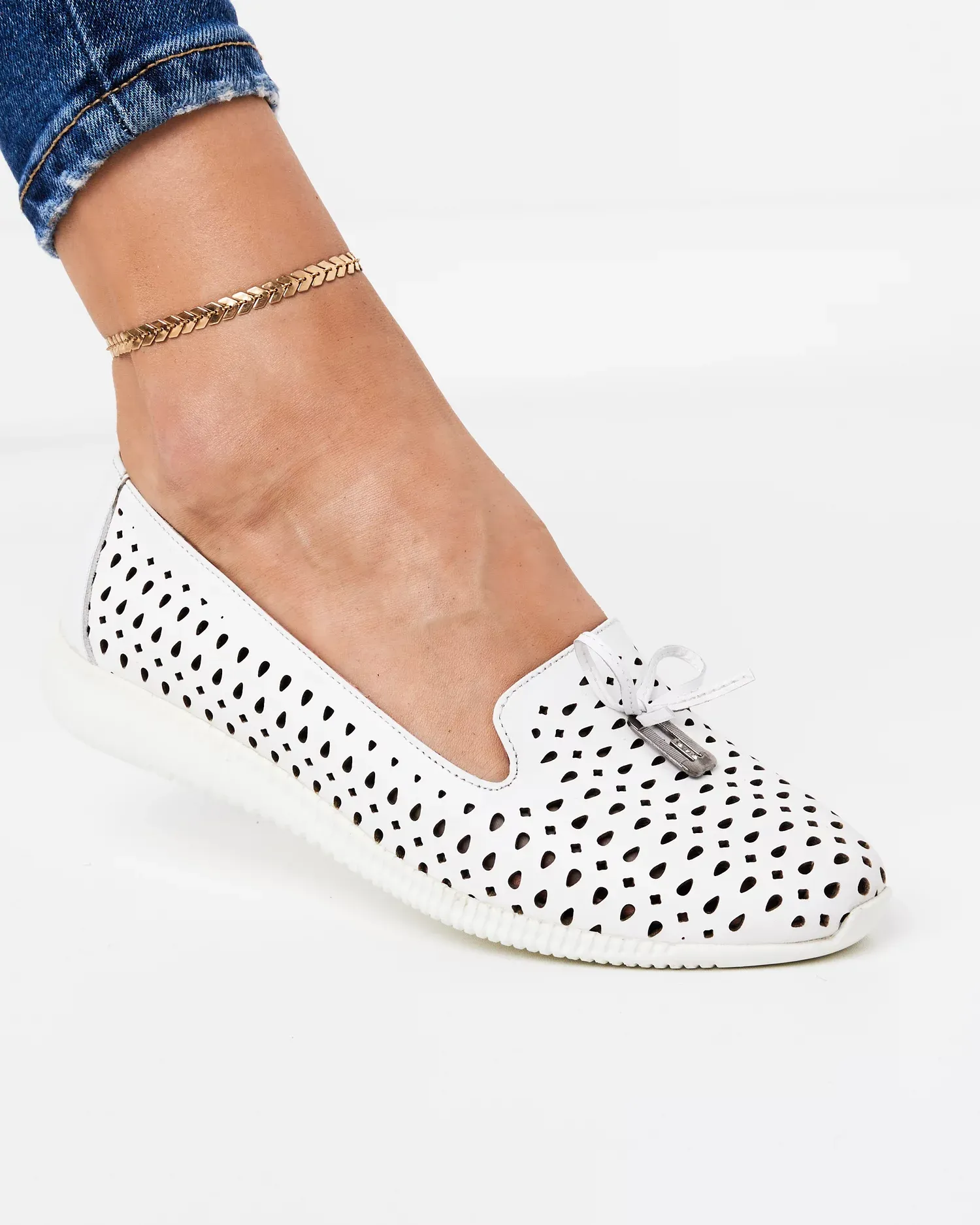 products/580/pantofi-casual-piele-naturala-cu-accesoriu-metalic-albi-ak0206-27216.webp
