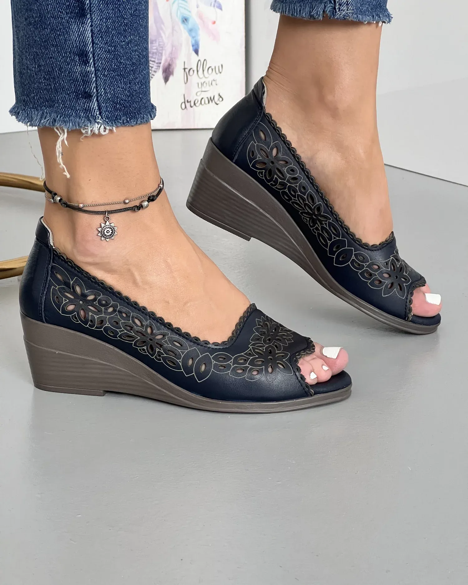 products/580/pantofi-casual-piele-naturala-negri-perforati-cu-model-floral-decupati-ak082-24633.webp