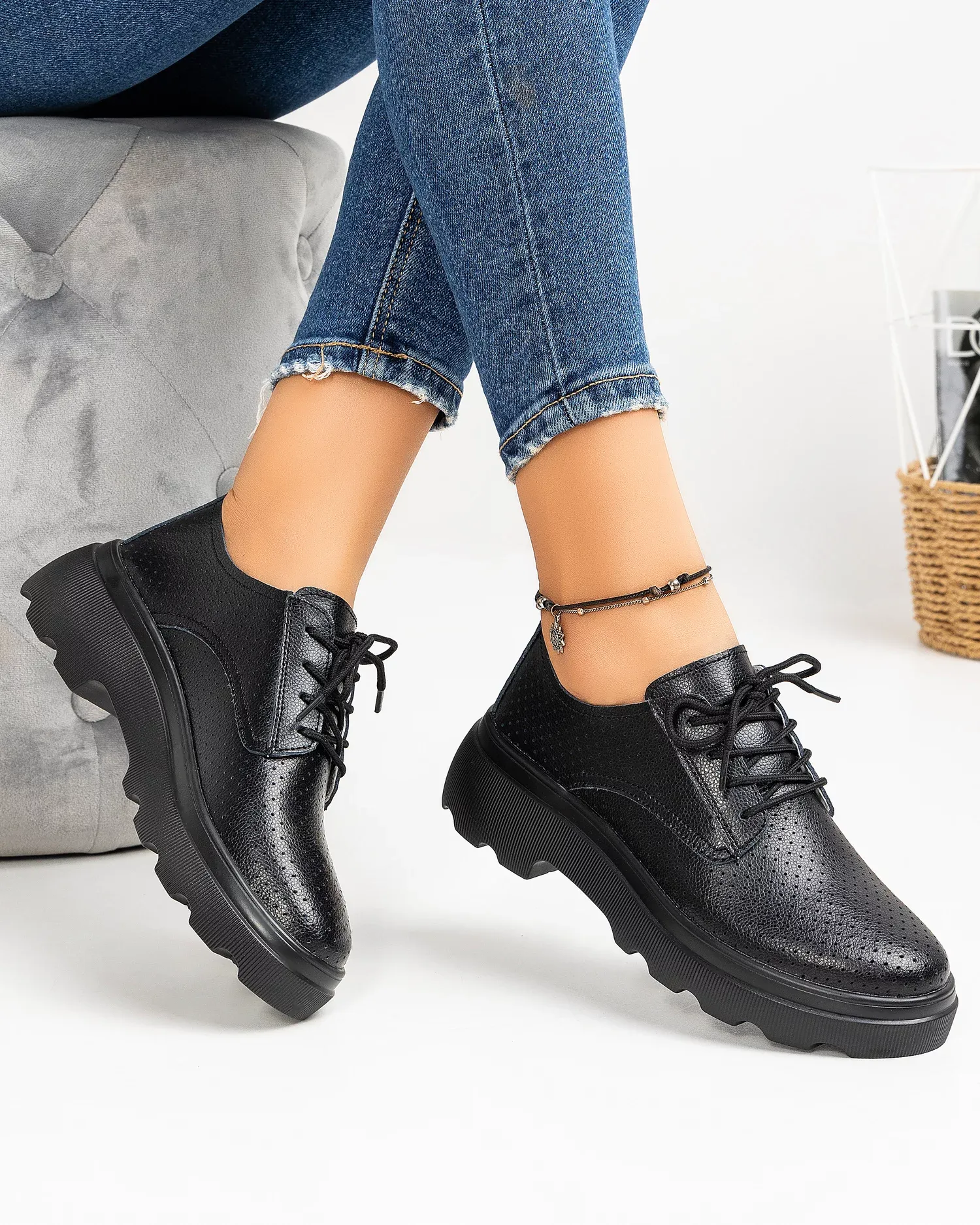products/580/pantofi-casual-piele-naturala-perforati-negri-aw382-29508.webp
