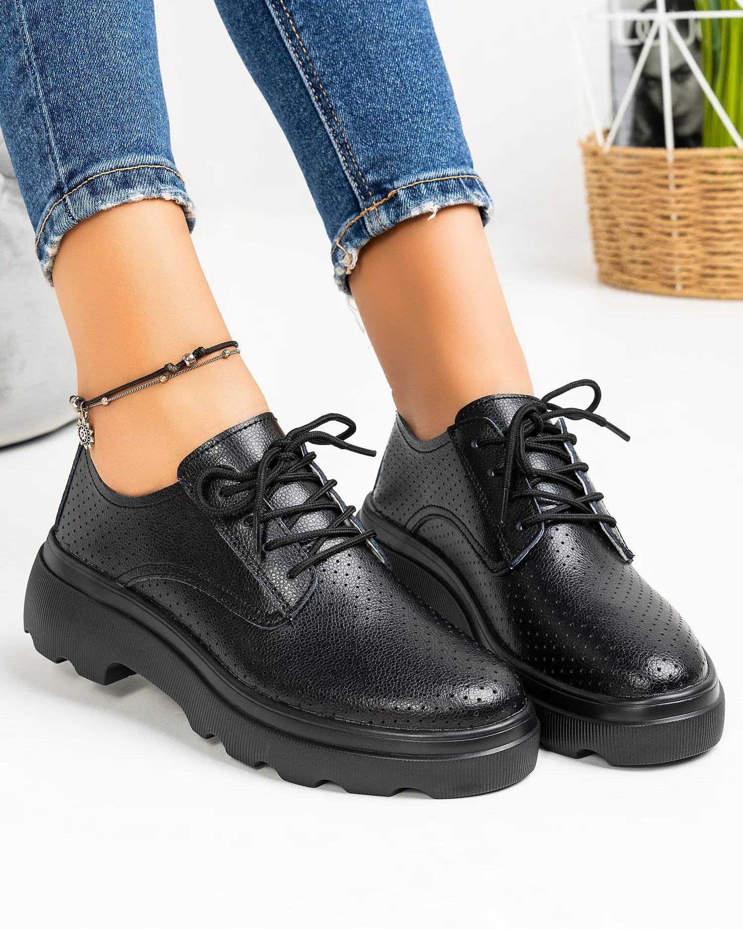 products/580/pantofi-casual-piele-naturala-perforati-negri-aw382-29511.webp