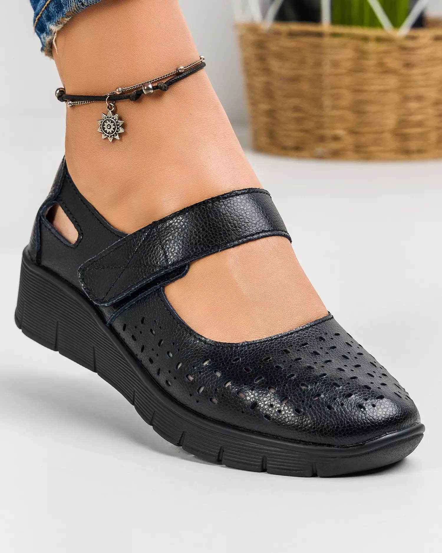 products/580/pantofi-cu-bareta-piele-naturala-casual-perforati-negri-vk-f001-459-46299.webp
