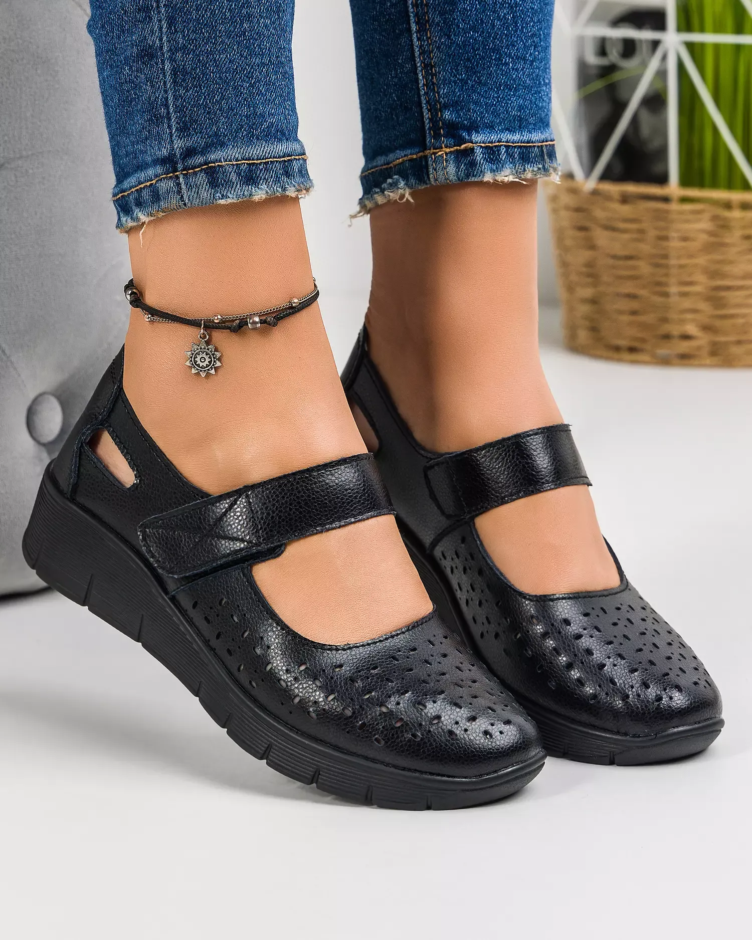 products/580/pantofi-cu-bareta-piele-naturala-casual-perforati-negri-vk-f001-459-46302.webp