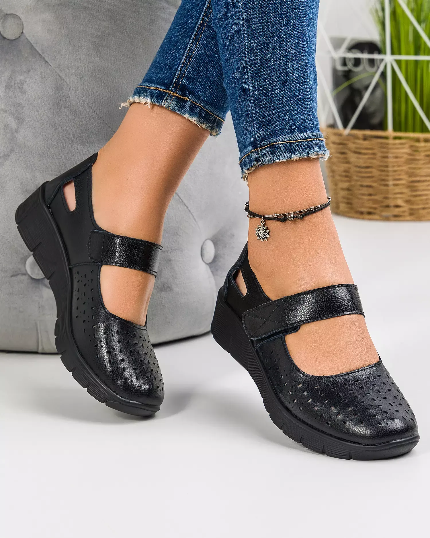 products/580/pantofi-cu-bareta-piele-naturala-casual-perforati-negri-vk-f001-459-46305.webp
