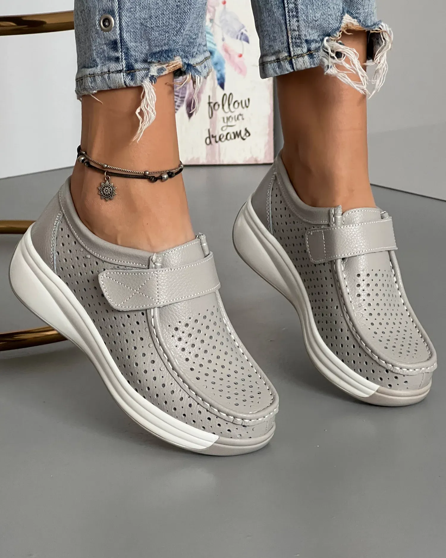 products/580/pantofi-dama-casual-cu-bareta-perforati-piele-naturala-gri-deschis-xh-3243-18990.webp