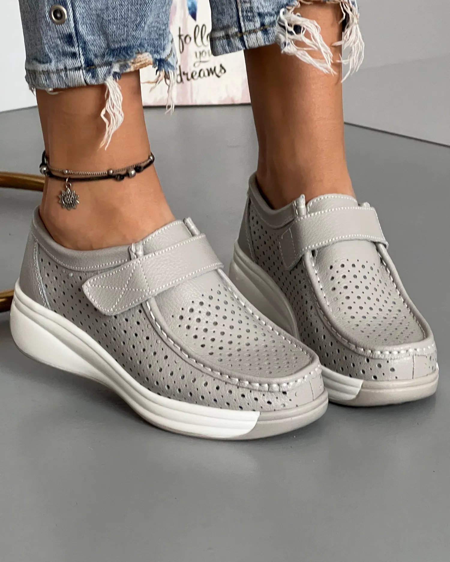 products/580/pantofi-dama-casual-cu-bareta-perforati-piele-naturala-gri-deschis-xh-3243-18993.webp