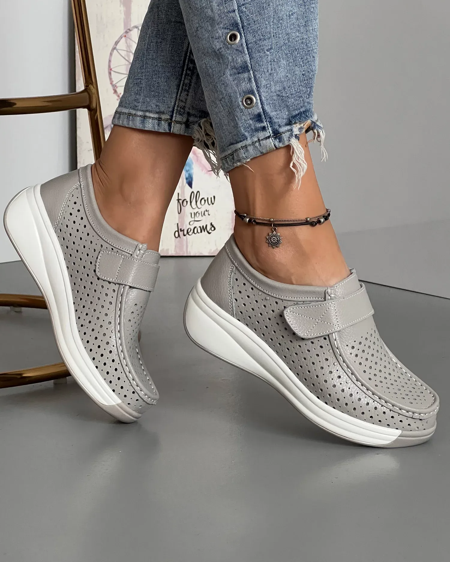 products/580/pantofi-dama-casual-cu-bareta-perforati-piele-naturala-gri-deschis-xh-3243-18999.webp