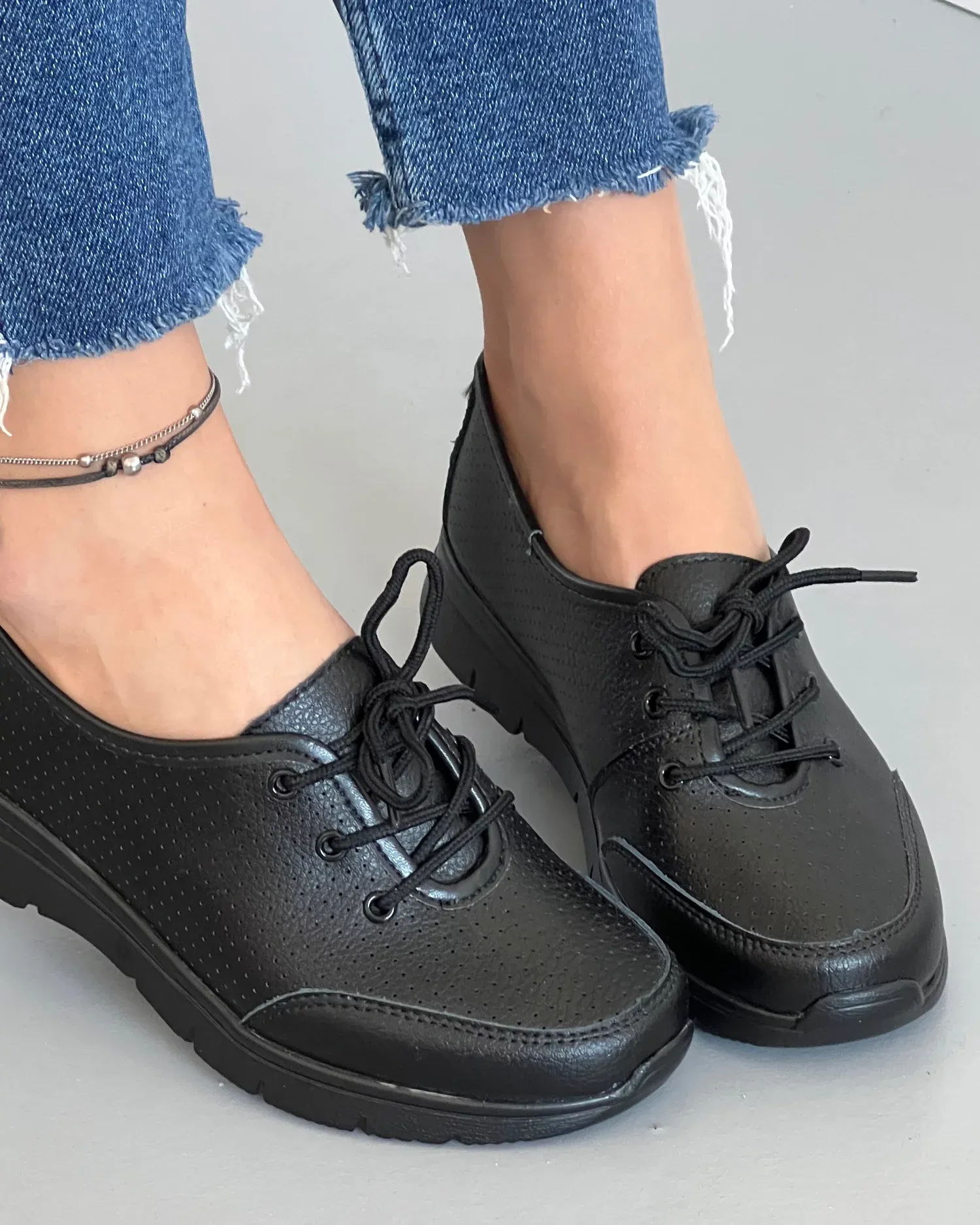 products/580/pantofi-negri-casual-perforati-cu-siret-din-piele-naturala-xh-3401-20370.webp
