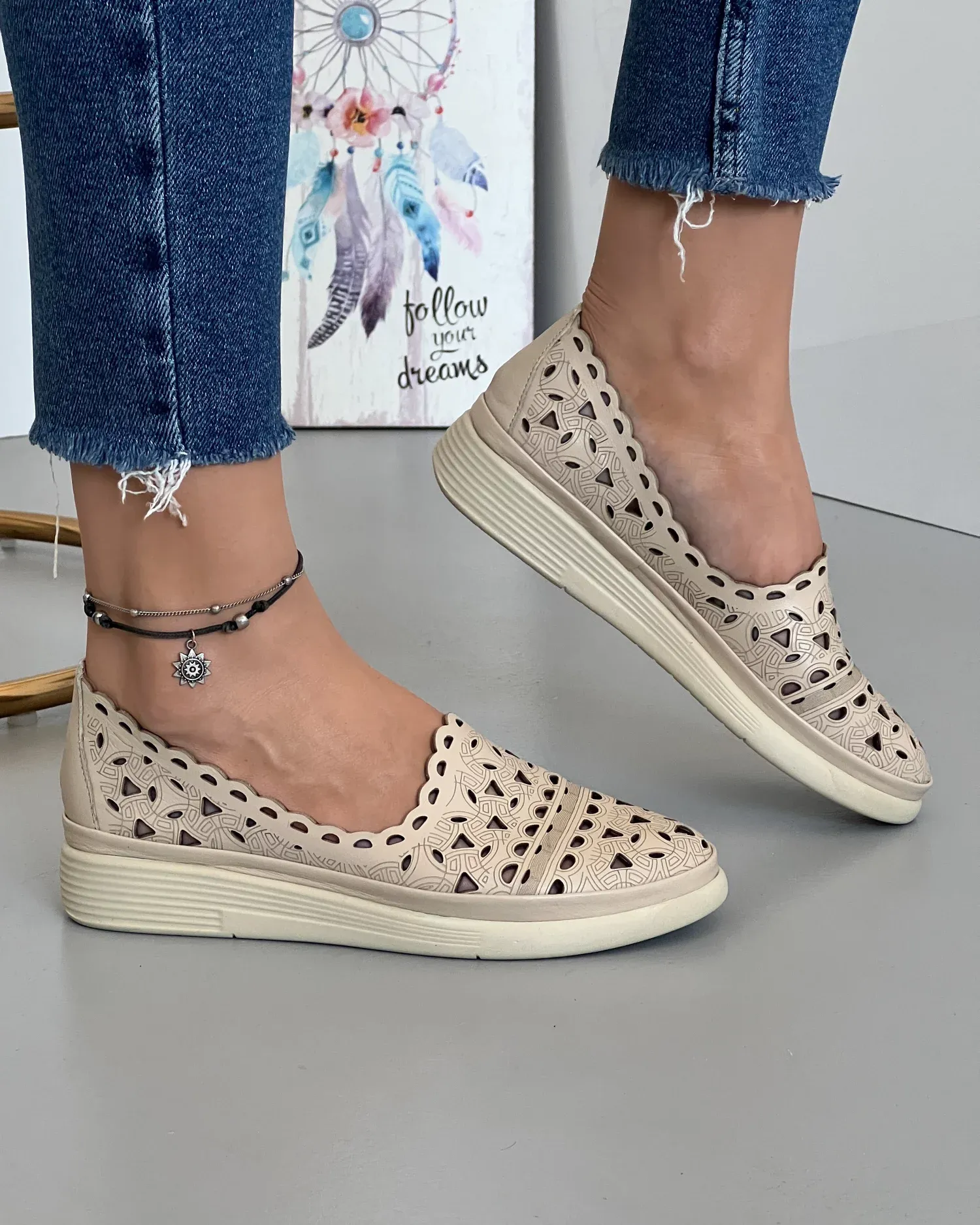 products/580/pantofi-piele-naturala-bej-cu-perforatii-casual-dama-akb01-22842.webp