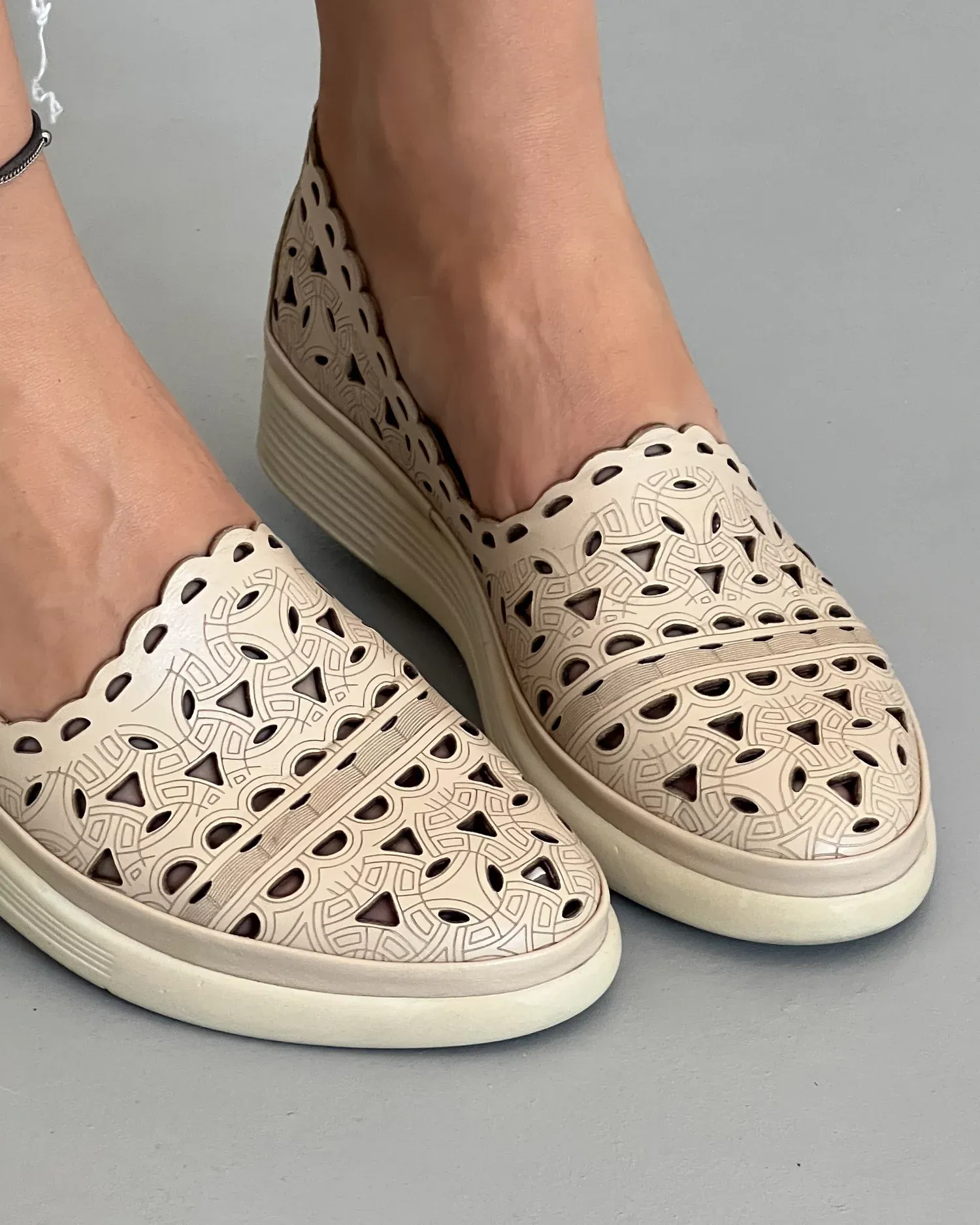 products/580/pantofi-piele-naturala-bej-cu-perforatii-casual-dama-akb01-22848.webp