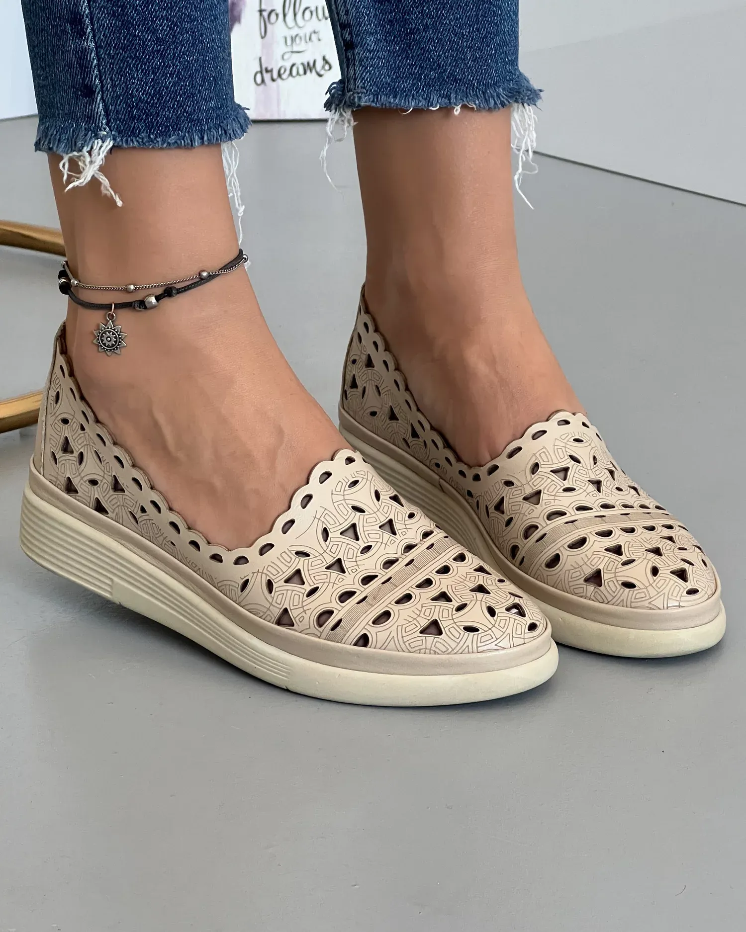 products/580/pantofi-piele-naturala-bej-cu-perforatii-casual-dama-akb01-22851.webp