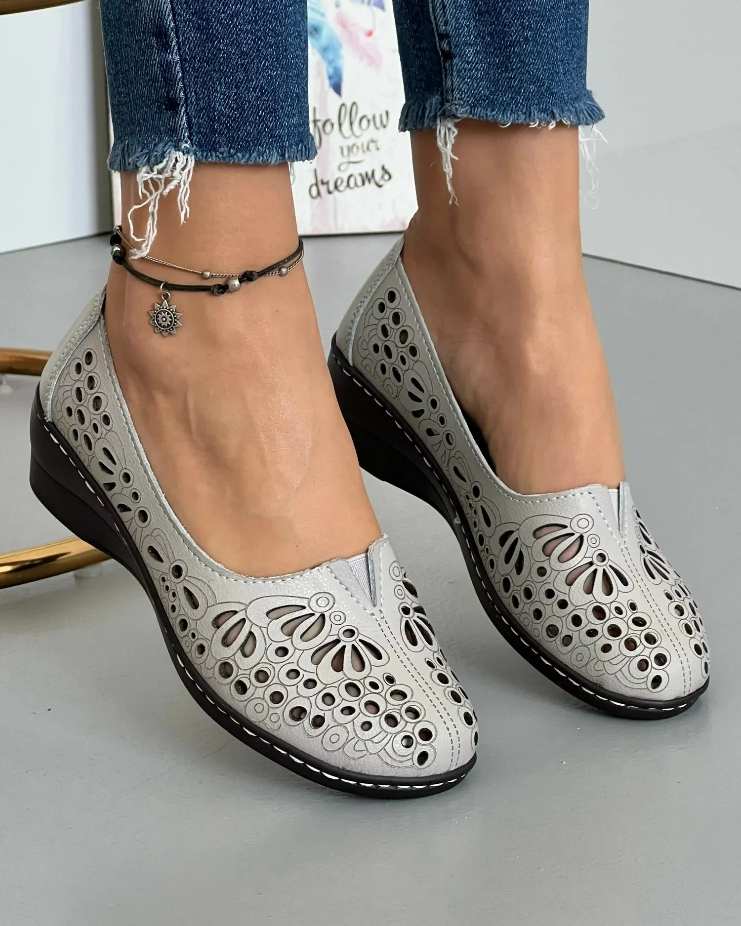products/580/pantofi-piele-naturala-casual-cu-model-floral-perforat-gri-jsb-114-21531.webp