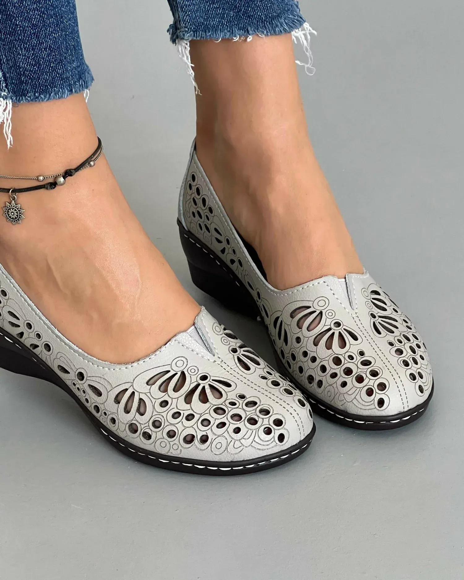 products/580/pantofi-piele-naturala-casual-cu-model-floral-perforat-gri-jsb-114-21537.webp