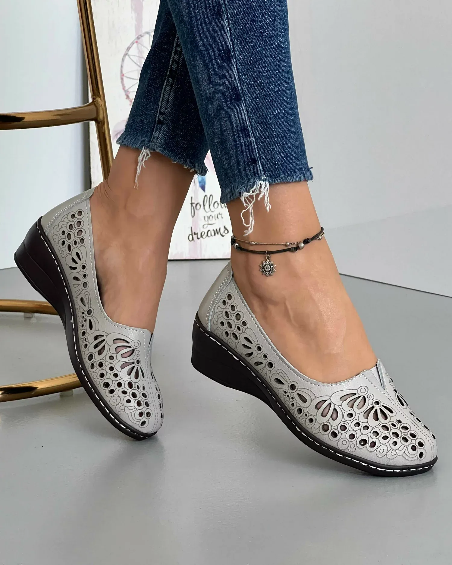 products/580/pantofi-piele-naturala-casual-cu-model-floral-perforat-gri-jsb-114-21540.webp