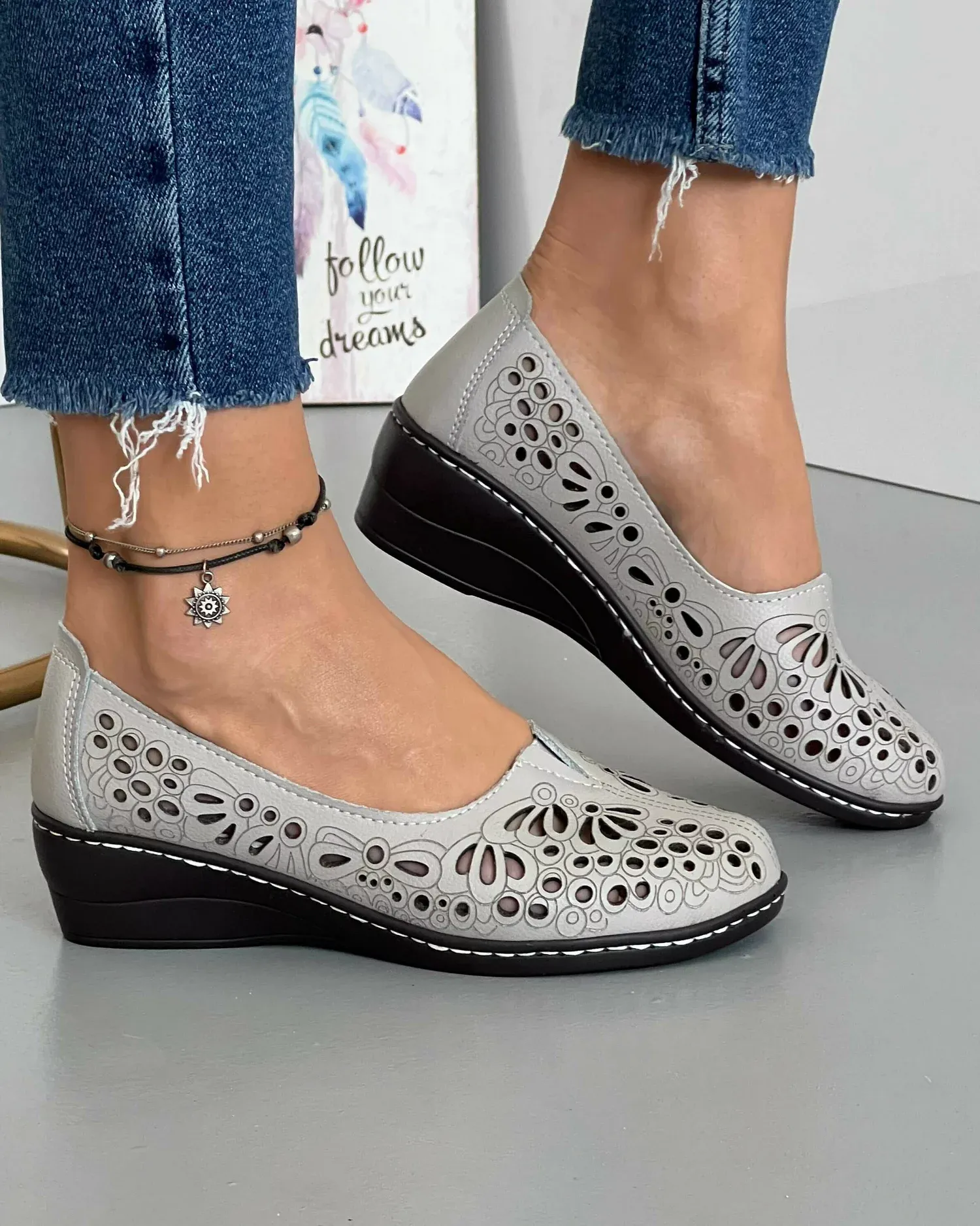 products/580/pantofi-piele-naturala-casual-cu-model-floral-perforat-gri-jsb-114-21543.webp