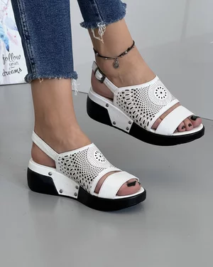 Sandale Albe Piele Naturala Perforate Cu Detalii Capse Pe Talpa AK063
