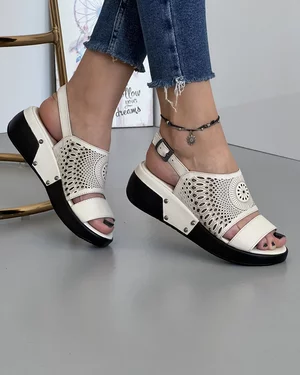 Sandale Piele Naturala Bej Perforate Cu Detalii Capse Pe Talpa AK063