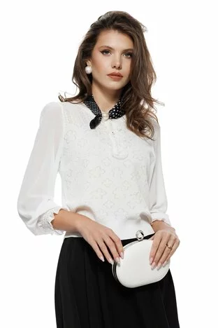 Bluza dama eleganta alba din tricot fin cu maneci de voal jabou fin dantelat cu perle si cristale