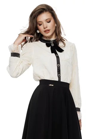 Bluza dama eleganta ivoire din organza brodata cu contururi negre si funda cu cristal