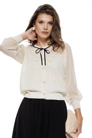 Bluza dama eleganta ivoire din tricot fin cu maneci de voal aplicatii de dantela nasturi perla si fundinta in contrast