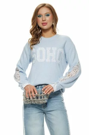 Bluza dama tricotata baby blue premium cu maneca despicata si aplicatii de dantela alba